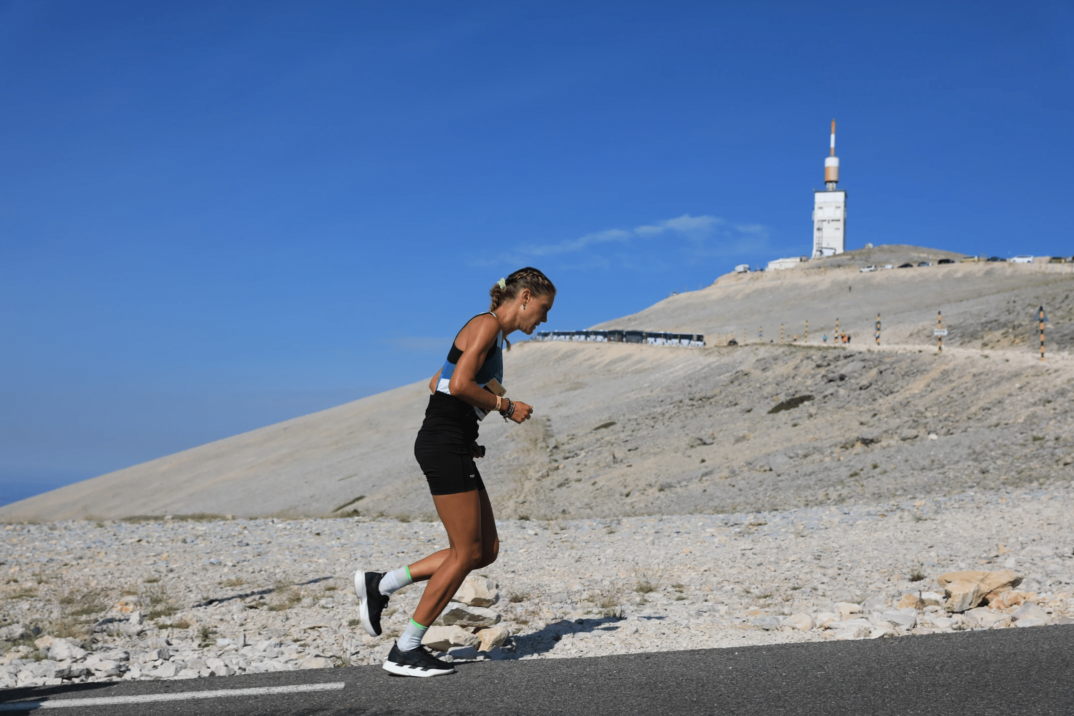 En juillet dernier, les coureurs du Tour de France se sont lancés à l’attaque du mythique Mont Ventoux pour la 18ème fois dans l'histoire de la Grande Boucle. Cette 16ème étape d’anthologie (Montpellier – Le Mont Ventoux) a couronné le Français Valentin Paret-Peintre face à l’Irlandais Ben Healy au terme d’un suspense de folie. Quelques semaines plus tôt, près de 1 500 coureurs ont affronté les pentes du "Géant de Provence" à l’occasion du Semi-marathon du Mont Ventoux Kookabarra. Alors, quel effort est le plus difficile ? Conquérir le sommet à vélo ou en courant ? Marathons.com a enfourché le vélo pour tenter l’ascension de ce colosse tandis que Manon Coste, victorieuse du 21 km de l’édition 2025, partage ses impressions sur la course.