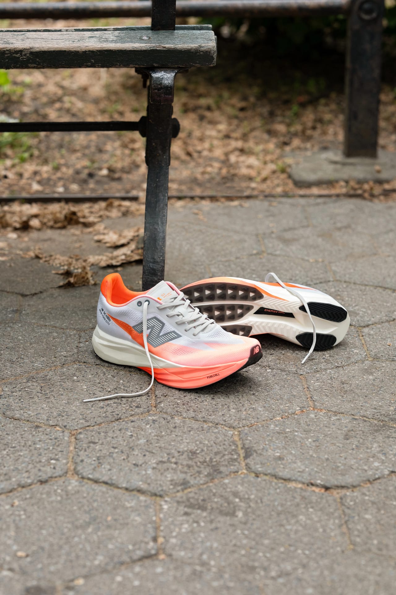 Le Marathon de New York, c’est bien plus qu’une course : c’est un rêve, une course de légende, un véritable accomplissement pour des millions de coureurs dans le monde. Et qui dit Major dit forcément collection officielle. Pour la neuvième année consécutive, New Balance est partenaire officiel du TCS New York City Marathon. Et comme chaque année, la marque américaine dévoile une collection spécialement dédiée à l’événement. Si vous faites partie des chanceux à avoir un dossard, préparez votre porte-feuille lors de votre passage à l’expo : il va être difficile de ne pas craquer pour la célèbre “TCS NYC Marathon Jacket”...