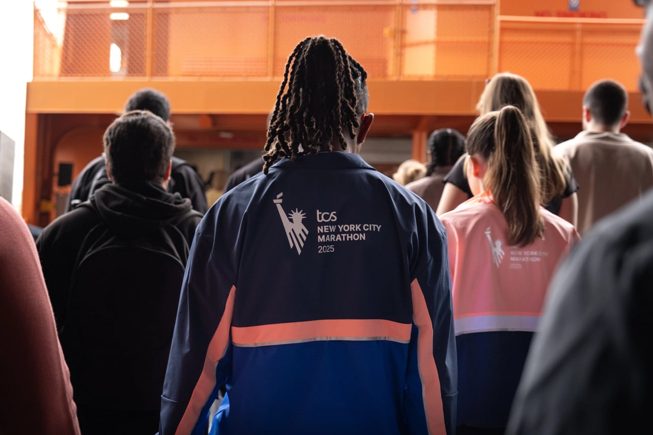 Le Marathon de New York, c’est bien plus qu’une course : c’est un rêve, une course de légende, un véritable accomplissement pour des millions de coureurs dans le monde. Et qui dit Major dit forcément collection officielle. Pour la neuvième année consécutive, New Balance est partenaire officiel du TCS New York City Marathon. Et comme chaque année, la marque américaine dévoile une collection spécialement dédiée à l’événement. Si vous faites partie des chanceux à avoir un dossard, préparez votre porte-feuille lors de votre passage à l’expo : il va être difficile de ne pas craquer pour la célèbre “TCS NYC Marathon Jacket”...