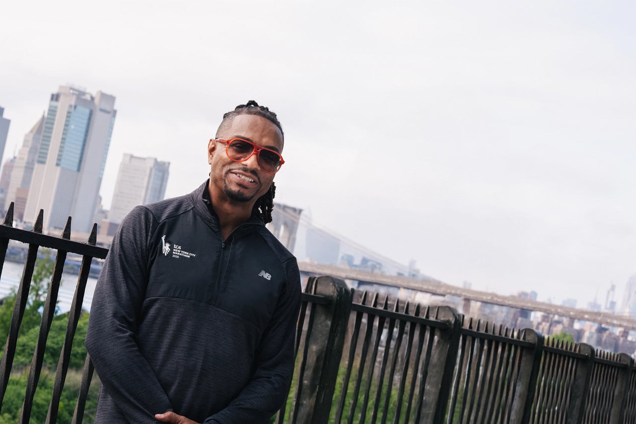 Le Marathon de New York, c’est bien plus qu’une course : c’est un rêve, une course de légende, un véritable accomplissement pour des millions de coureurs dans le monde. Et qui dit Major dit forcément collection officielle. Pour la neuvième année consécutive, New Balance est partenaire officiel du TCS New York City Marathon. Et comme chaque année, la marque américaine dévoile une collection spécialement dédiée à l’événement. Si vous faites partie des chanceux à avoir un dossard, préparez votre porte-feuille lors de votre passage à l’expo : il va être difficile de ne pas craquer pour la célèbre “TCS NYC Marathon Jacket”...