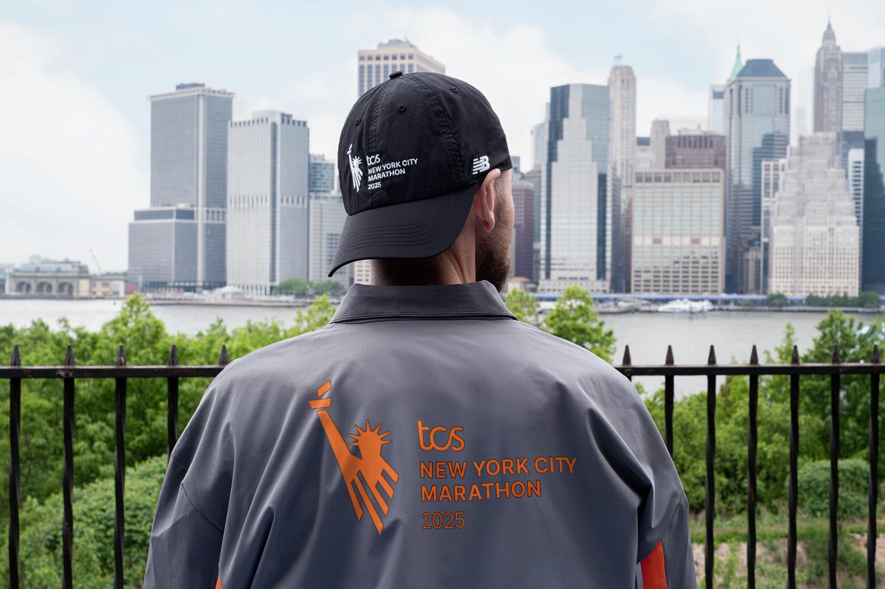 Le Marathon de New York, c’est bien plus qu’une course : c’est un rêve, une course de légende, un véritable accomplissement pour des millions de coureurs dans le monde. Et qui dit Major dit forcément collection officielle. Pour la neuvième année consécutive, New Balance est partenaire officiel du TCS New York City Marathon. Et comme chaque année, la marque américaine dévoile une collection spécialement dédiée à l’événement. Si vous faites partie des chanceux à avoir un dossard, préparez votre porte-feuille lors de votre passage à l’expo : il va être difficile de ne pas craquer pour la célèbre “TCS NYC Marathon Jacket”...