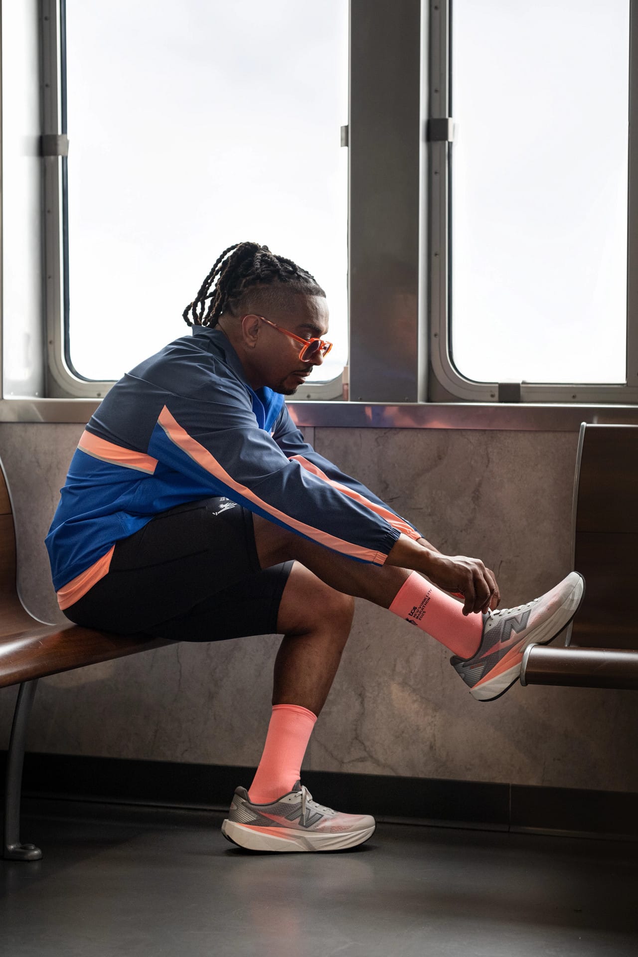 Le Marathon de New York, c’est bien plus qu’une course : c’est un rêve, une course de légende, un véritable accomplissement pour des millions de coureurs dans le monde. Et qui dit Major dit forcément collection officielle. Pour la neuvième année consécutive, New Balance est partenaire officiel du TCS New York City Marathon. Et comme chaque année, la marque américaine dévoile une collection spécialement dédiée à l’événement. Si vous faites partie des chanceux à avoir un dossard, préparez votre porte-feuille lors de votre passage à l’expo : il va être difficile de ne pas craquer pour la célèbre “TCS NYC Marathon Jacket”...