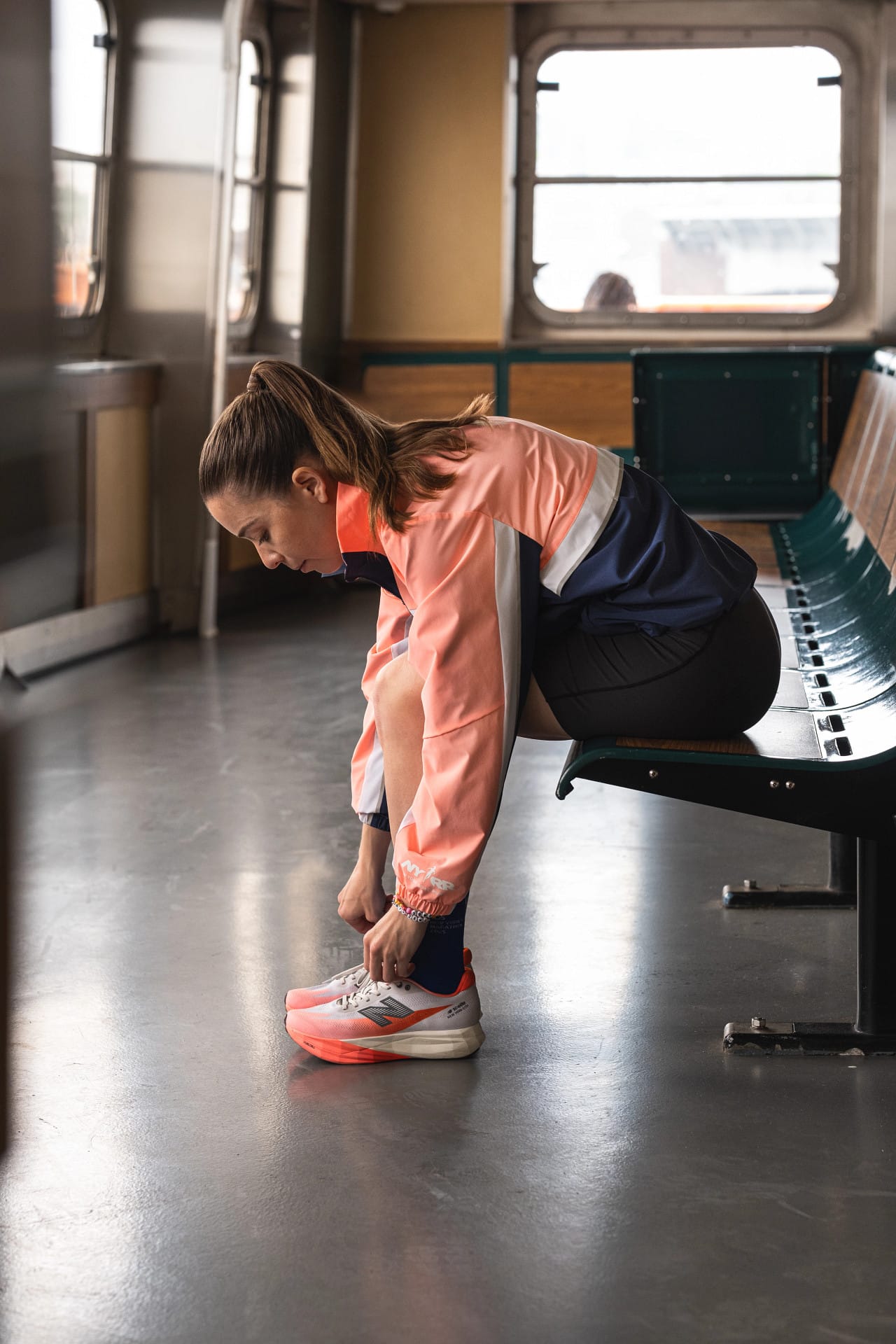 Le Marathon de New York, c’est bien plus qu’une course : c’est un rêve, une course de légende, un véritable accomplissement pour des millions de coureurs dans le monde. Et qui dit Major dit forcément collection officielle. Pour la neuvième année consécutive, New Balance est partenaire officiel du TCS New York City Marathon. Et comme chaque année, la marque américaine dévoile une collection spécialement dédiée à l’événement. Si vous faites partie des chanceux à avoir un dossard, préparez votre porte-feuille lors de votre passage à l’expo : il va être difficile de ne pas craquer pour la célèbre “TCS NYC Marathon Jacket”...