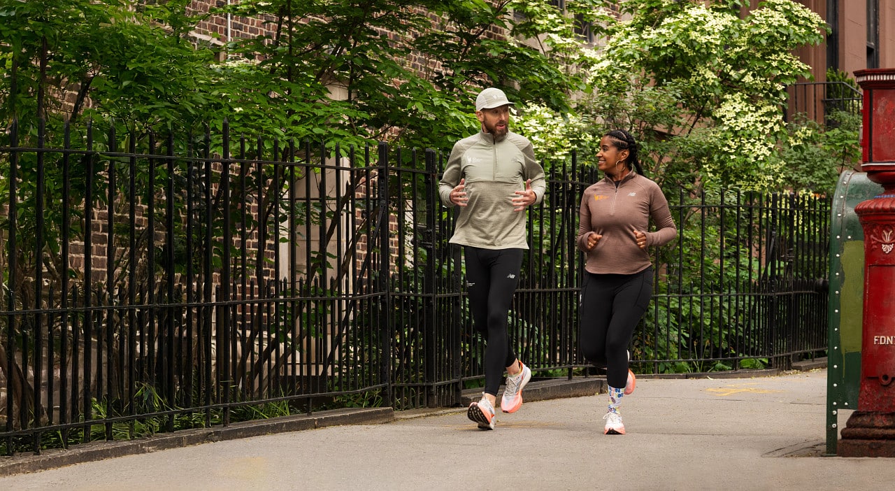 Le Marathon de New York, c’est bien plus qu’une course : c’est un rêve, une course de légende, un véritable accomplissement pour des millions de coureurs dans le monde. Et qui dit Major dit forcément collection officielle. Pour la neuvième année consécutive, New Balance est partenaire officiel du TCS New York City Marathon. Et comme chaque année, la marque américaine dévoile une collection spécialement dédiée à l’événement. Si vous faites partie des chanceux à avoir un dossard, préparez votre porte-feuille lors de votre passage à l’expo : il va être difficile de ne pas craquer pour la célèbre “TCS NYC Marathon Jacket”...