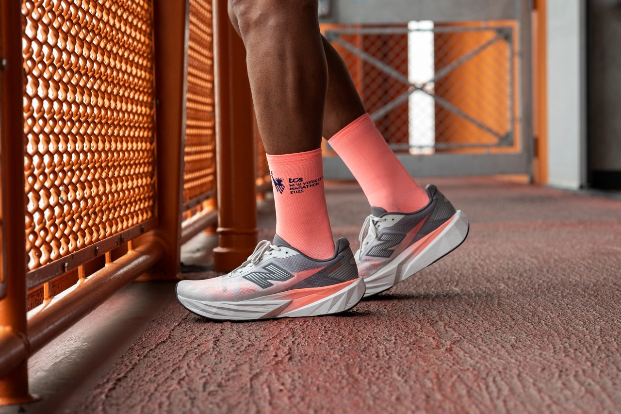 Le Marathon de New York, c’est bien plus qu’une course : c’est un rêve, une course de légende, un véritable accomplissement pour des millions de coureurs dans le monde. Et qui dit Major dit forcément collection officielle. Pour la neuvième année consécutive, New Balance est partenaire officiel du TCS New York City Marathon. Et comme chaque année, la marque américaine dévoile une collection spécialement dédiée à l’événement. Si vous faites partie des chanceux à avoir un dossard, préparez votre porte-feuille lors de votre passage à l’expo : il va être difficile de ne pas craquer pour la célèbre “TCS NYC Marathon Jacket”...