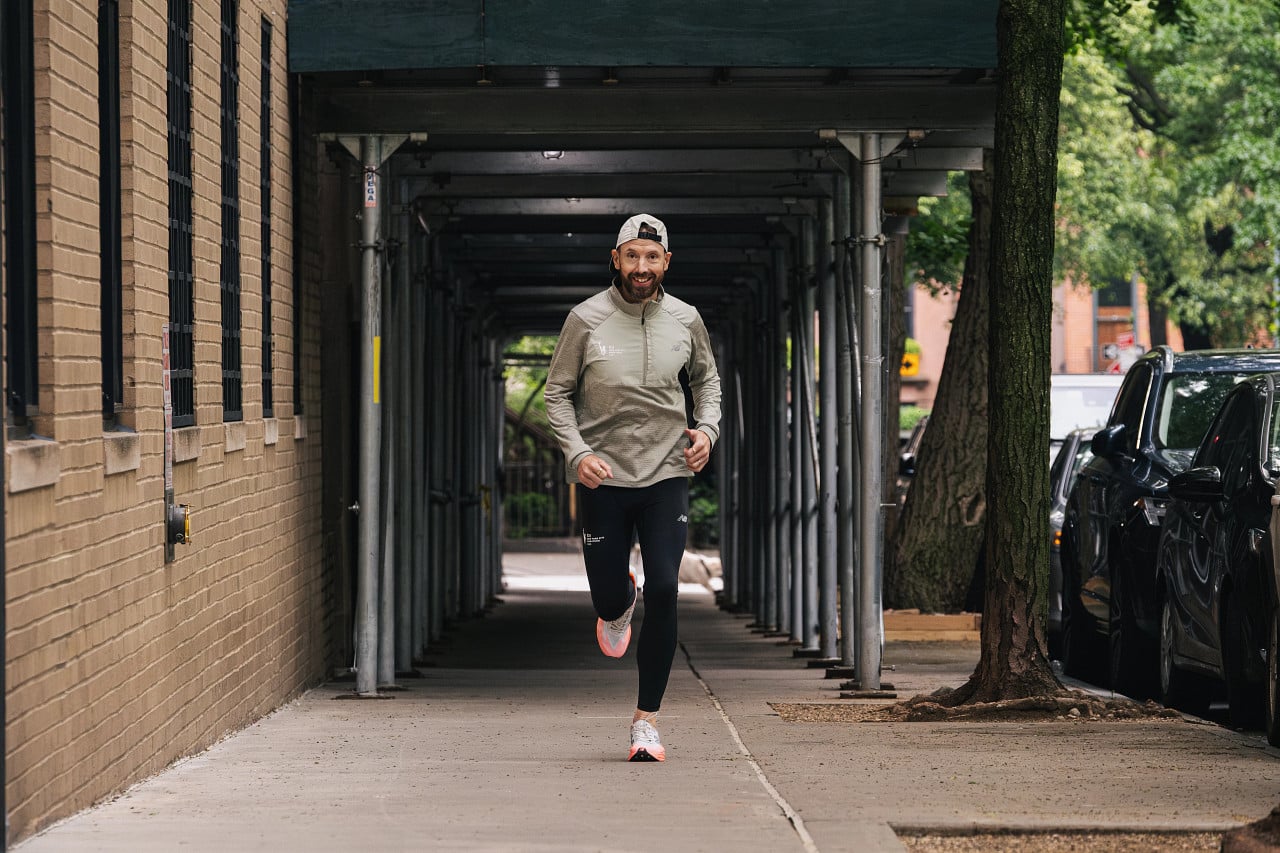 Le Marathon de New York, c’est bien plus qu’une course : c’est un rêve, une course de légende, un véritable accomplissement pour des millions de coureurs dans le monde. Et qui dit Major dit forcément collection officielle. Pour la neuvième année consécutive, New Balance est partenaire officiel du TCS New York City Marathon. Et comme chaque année, la marque américaine dévoile une collection spécialement dédiée à l’événement. Si vous faites partie des chanceux à avoir un dossard, préparez votre porte-feuille lors de votre passage à l’expo : il va être difficile de ne pas craquer pour la célèbre “TCS NYC Marathon Jacket”...