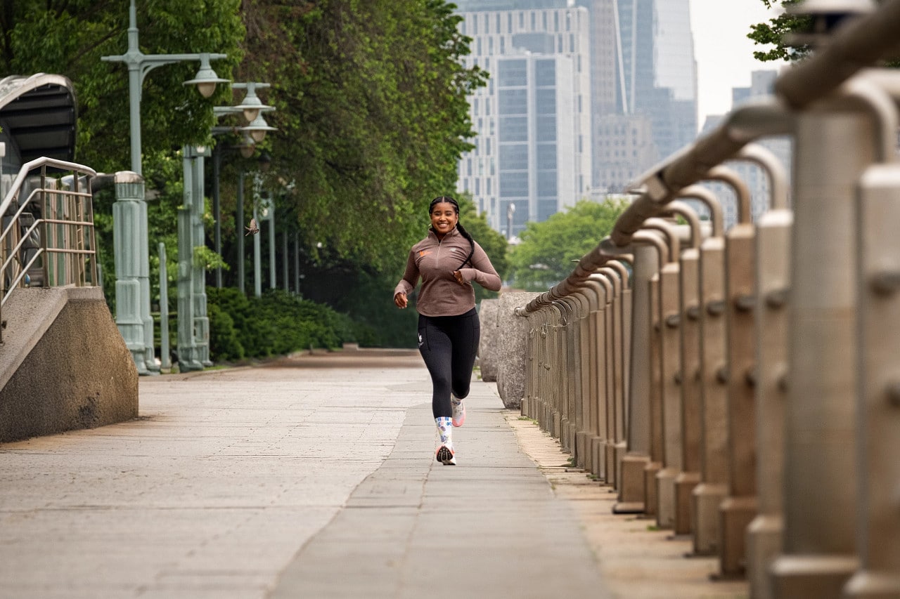Le Marathon de New York, c’est bien plus qu’une course : c’est un rêve, une course de légende, un véritable accomplissement pour des millions de coureurs dans le monde. Et qui dit Major dit forcément collection officielle. Pour la neuvième année consécutive, New Balance est partenaire officiel du TCS New York City Marathon. Et comme chaque année, la marque américaine dévoile une collection spécialement dédiée à l’événement. Si vous faites partie des chanceux à avoir un dossard, préparez votre porte-feuille lors de votre passage à l’expo : il va être difficile de ne pas craquer pour la célèbre “TCS NYC Marathon Jacket”...