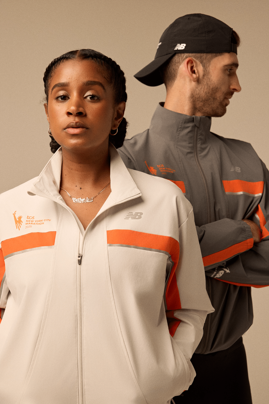 Le Marathon de New York, c’est bien plus qu’une course : c’est un rêve, une course de légende, un véritable accomplissement pour des millions de coureurs dans le monde. Et qui dit Major dit forcément collection officielle. Pour la neuvième année consécutive, New Balance est partenaire officiel du TCS New York City Marathon. Et comme chaque année, la marque américaine dévoile une collection spécialement dédiée à l’événement. Si vous faites partie des chanceux à avoir un dossard, préparez votre porte-feuille lors de votre passage à l’expo : il va être difficile de ne pas craquer pour la célèbre “TCS NYC Marathon Jacket”...