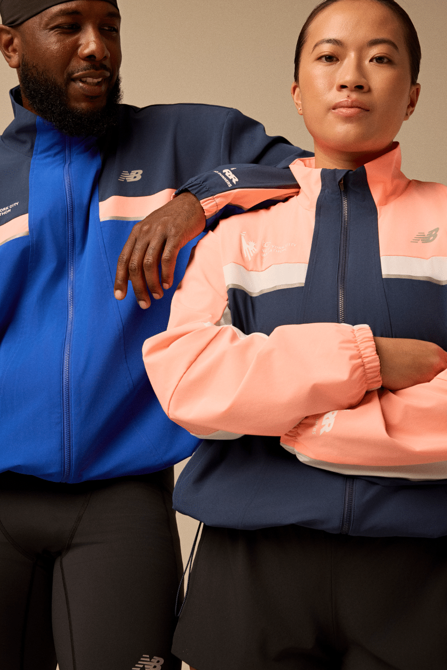 Le Marathon de New York, c’est bien plus qu’une course : c’est un rêve, une course de légende, un véritable accomplissement pour des millions de coureurs dans le monde. Et qui dit Major dit forcément collection officielle. Pour la neuvième année consécutive, New Balance est partenaire officiel du TCS New York City Marathon. Et comme chaque année, la marque américaine dévoile une collection spécialement dédiée à l’événement. Si vous faites partie des chanceux à avoir un dossard, préparez votre porte-feuille lors de votre passage à l’expo : il va être difficile de ne pas craquer pour la célèbre “TCS NYC Marathon Jacket”...