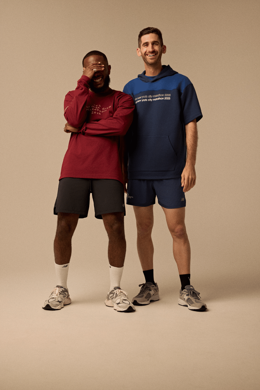 Le Marathon de New York, c’est bien plus qu’une course : c’est un rêve, une course de légende, un véritable accomplissement pour des millions de coureurs dans le monde. Et qui dit Major dit forcément collection officielle. Pour la neuvième année consécutive, New Balance est partenaire officiel du TCS New York City Marathon. Et comme chaque année, la marque américaine dévoile une collection spécialement dédiée à l’événement. Si vous faites partie des chanceux à avoir un dossard, préparez votre porte-feuille lors de votre passage à l’expo : il va être difficile de ne pas craquer pour la célèbre “TCS NYC Marathon Jacket”...