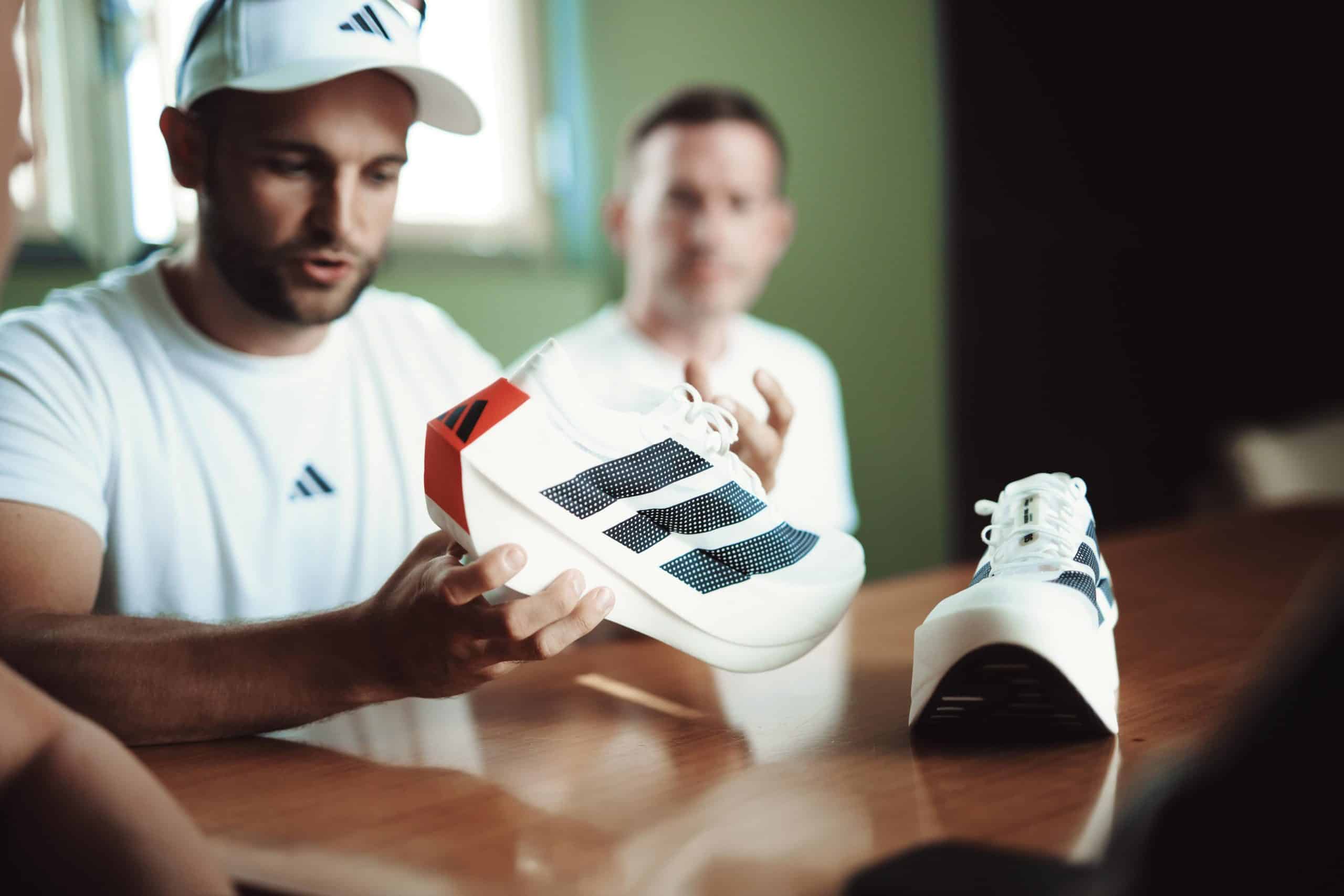 Adidas lance l’Adizero Prime X Evo, sa nouvelle super-shoe ultra-légère et sur-élevée conçue pour la vitesse et les longues distances.