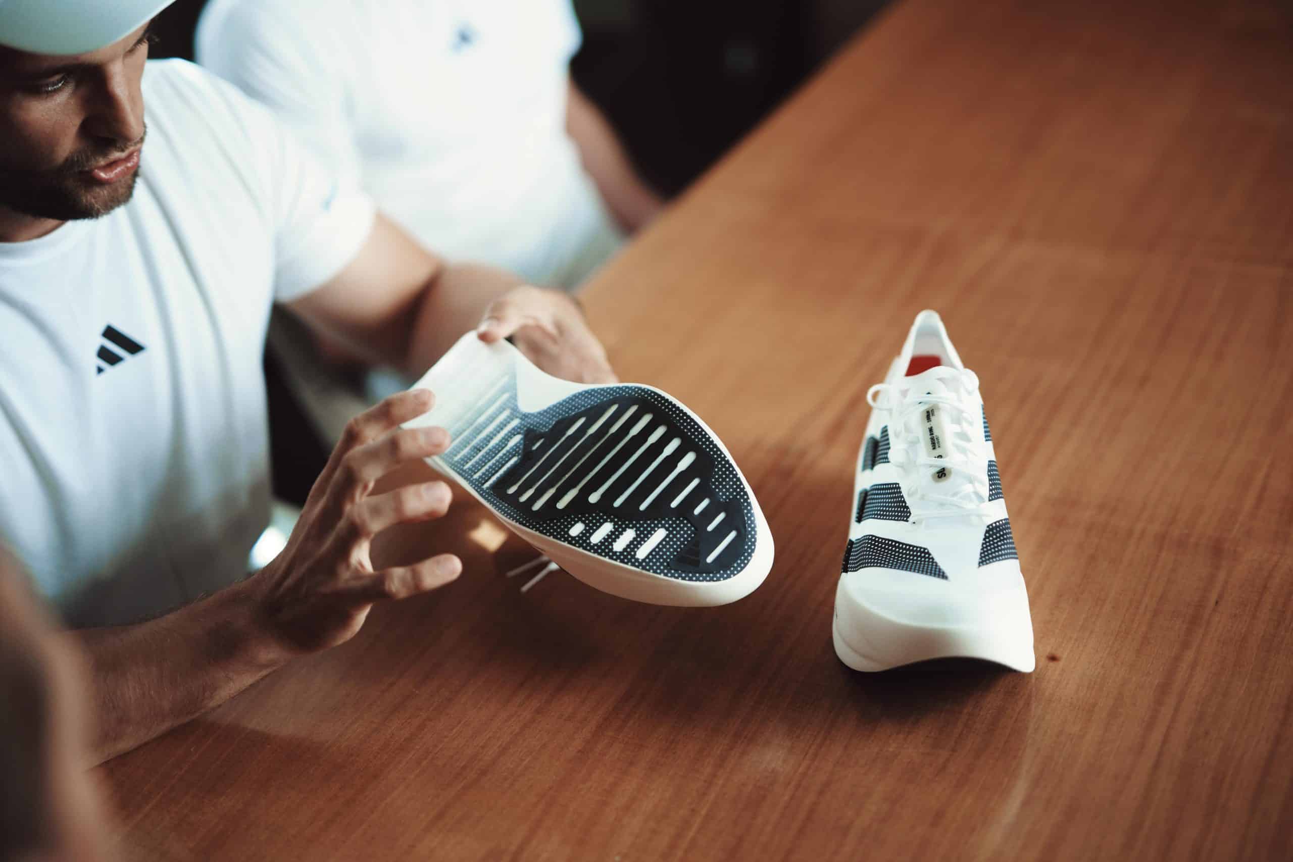 Adidas lance l’Adizero Prime X Evo, sa nouvelle super-shoe ultra-légère et sur-élevée conçue pour la vitesse et les longues distances.