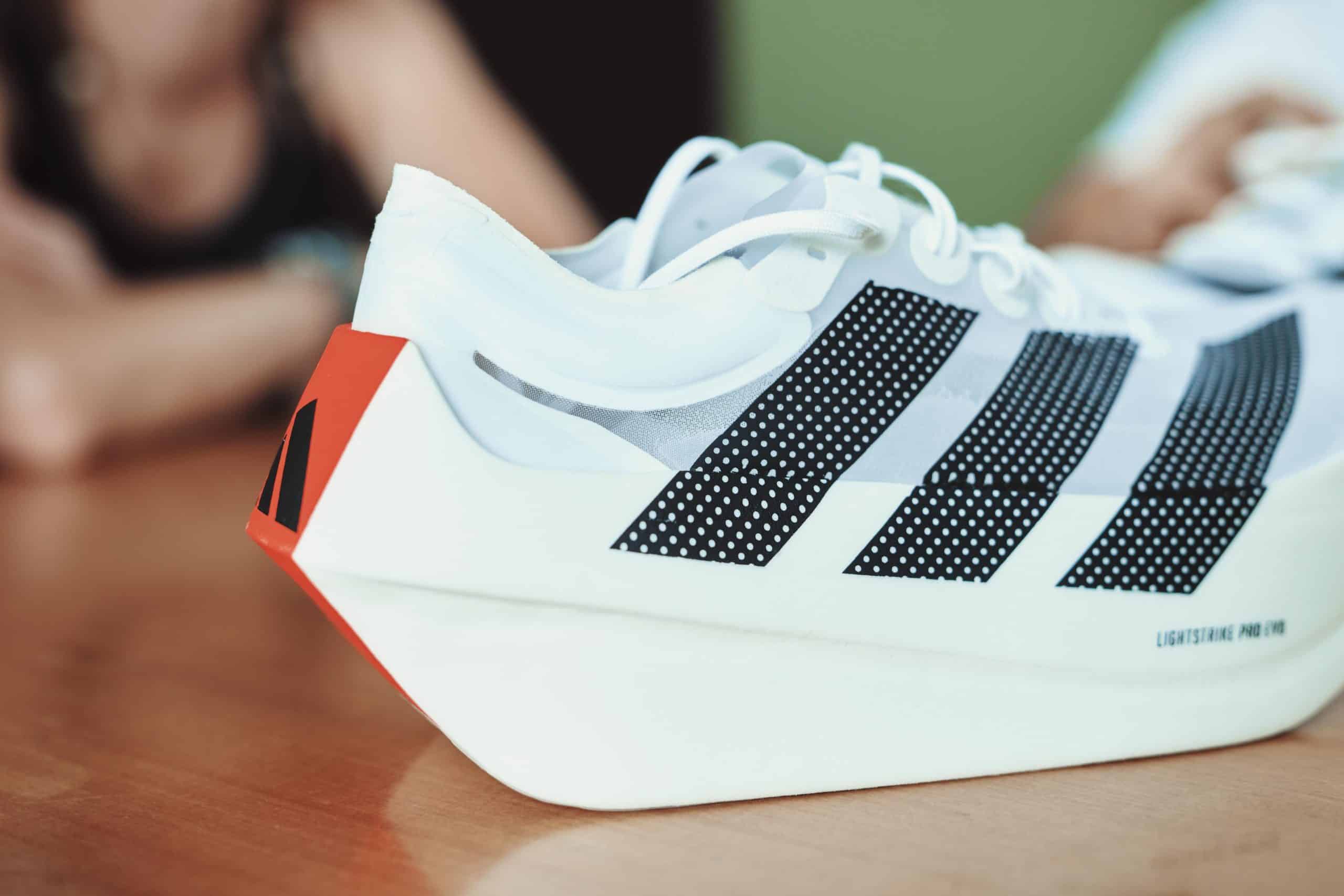 Adidas lance l’Adizero Prime X Evo, sa nouvelle super-shoe ultra-légère et sur-élevée conçue pour la vitesse et les longues distances.