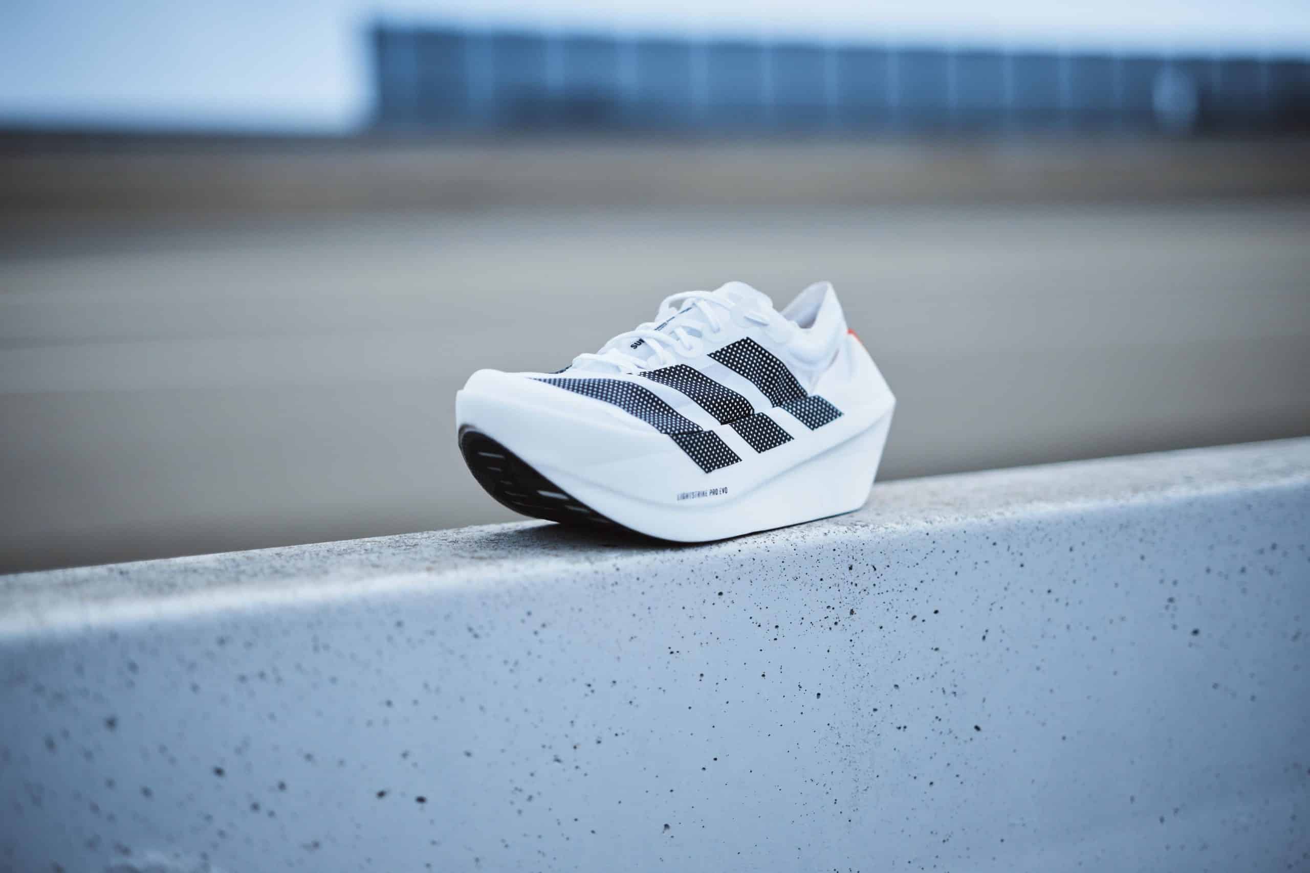 Adidas lance l’Adizero Prime X Evo, sa nouvelle super-shoe ultra-légère et sur-élevée conçue pour la vitesse et les longues distances.