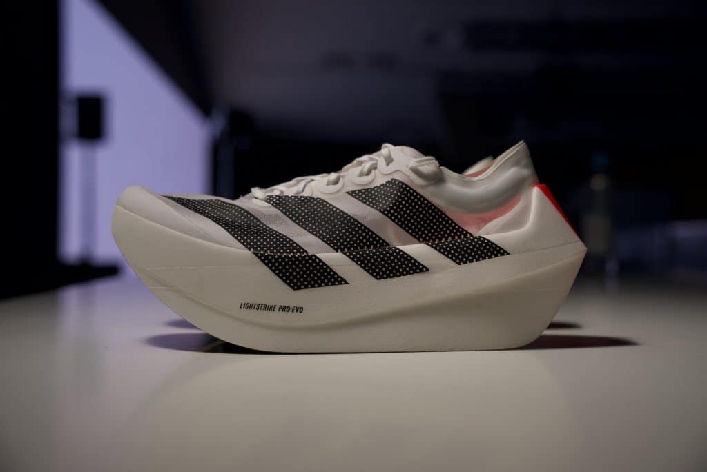 Adidas lance l’Adizero Prime X Evo, sa nouvelle super-shoe ultra-légère et sur-élevée conçue pour la vitesse et les longues distances.