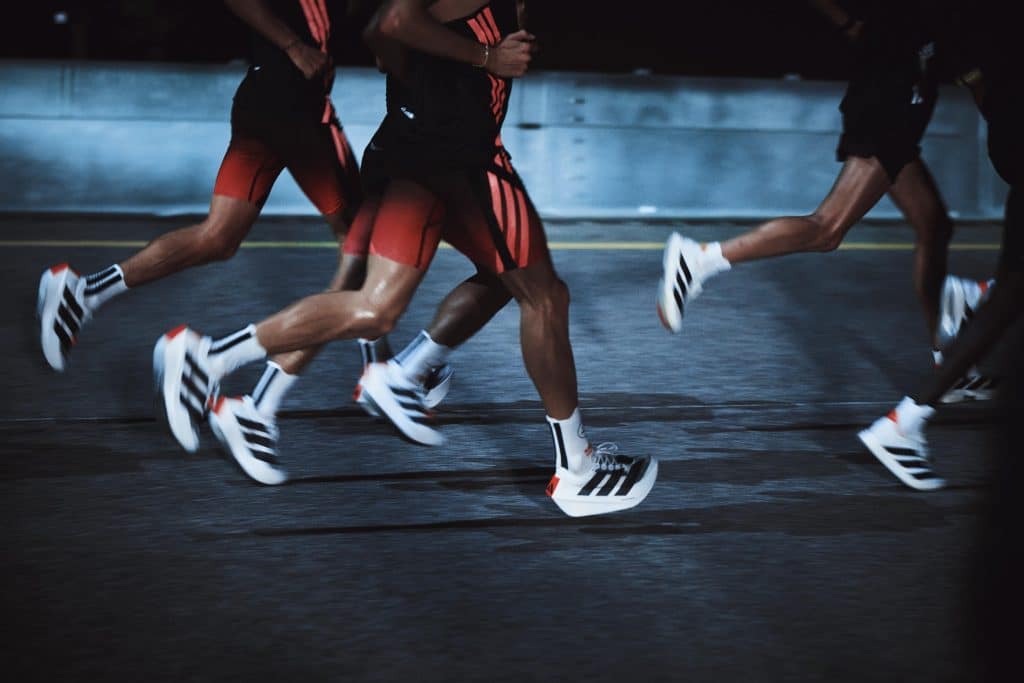 Adidas lance l’Adizero Prime X Evo, sa nouvelle super-shoe ultra-légère et sur-élevée conçue pour la vitesse et les longues distances.
