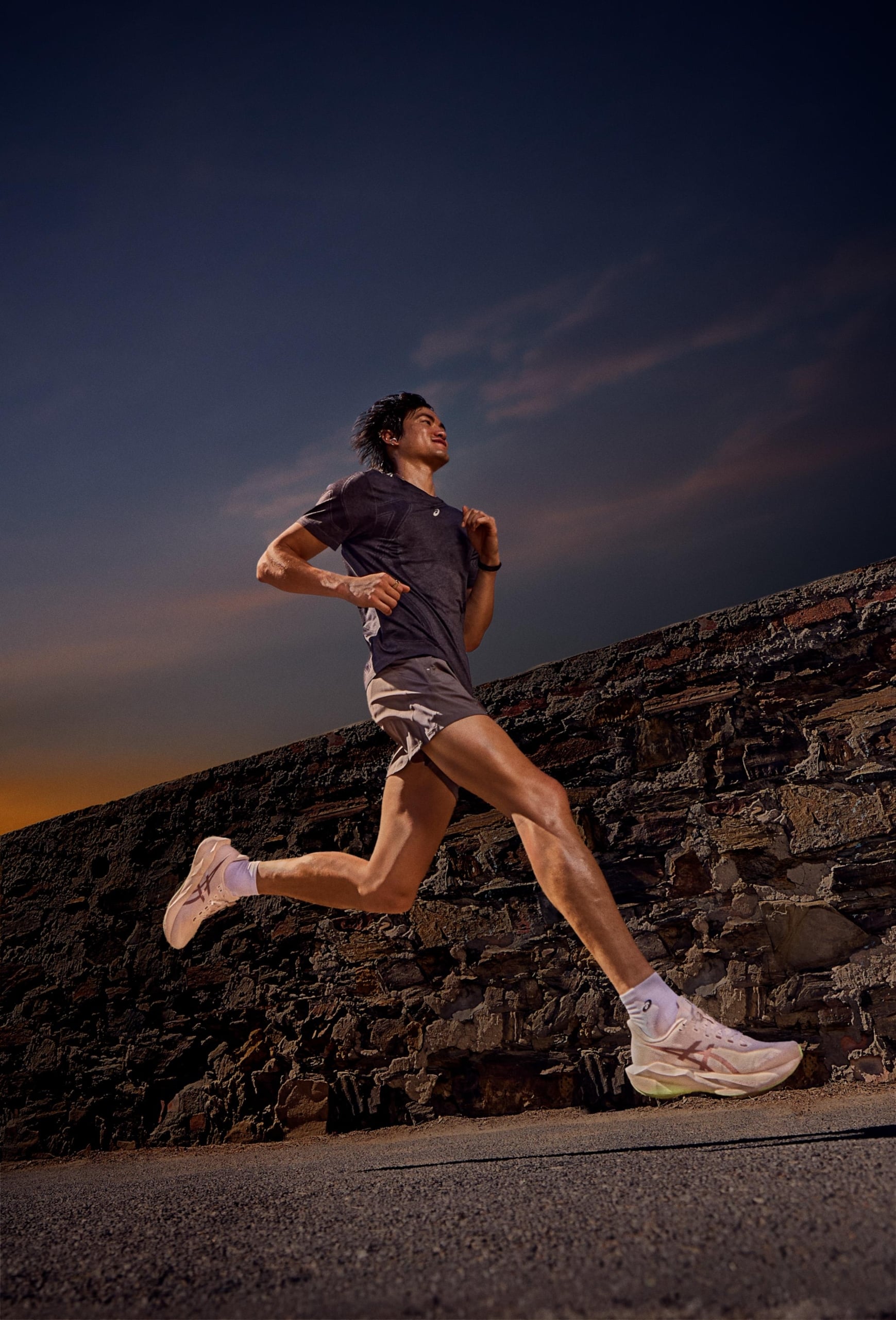 ASICS lance la Novablast 6 avec le pod FF TURBO² SQUARED en avant-pied. Plus réactive, plus légère, plus fun. Tout ce qu'on aimait déjà, en mieux. À partir du 1er juillet.