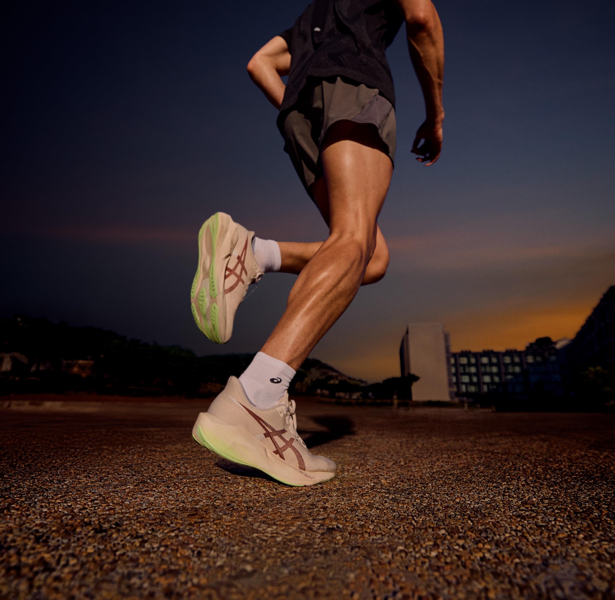 ASICS lance la Novablast 6 avec le pod FF TURBO² SQUARED en avant-pied. Plus réactive, plus légère, plus fun. Tout ce qu'on aimait déjà, en mieux. À partir du 1er juillet.