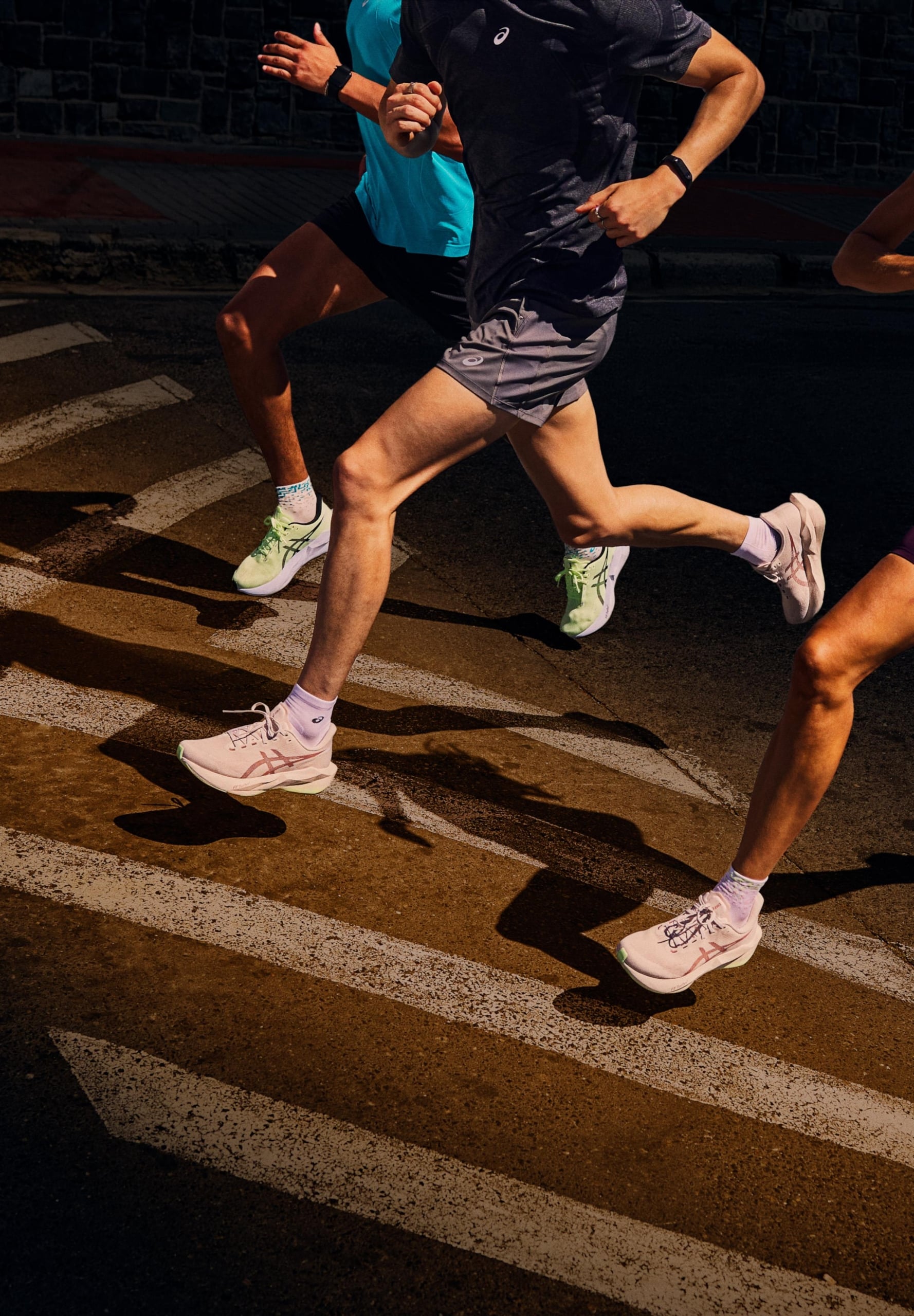 ASICS lance la Novablast 6 avec le pod FF TURBO² SQUARED en avant-pied. Plus réactive, plus légère, plus fun. Tout ce qu'on aimait déjà, en mieux. À partir du 1er juillet.