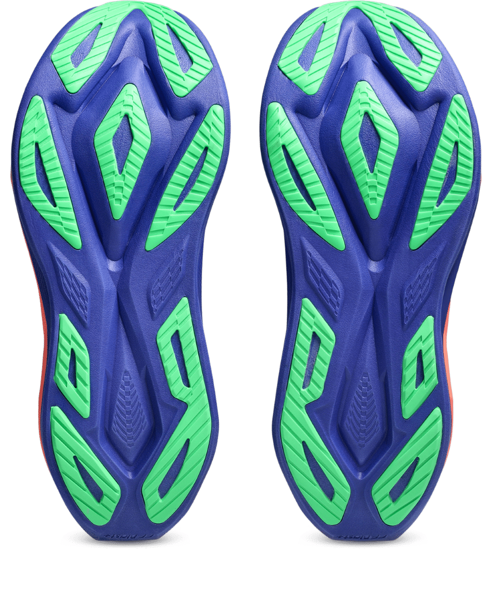 ASICS dévoile la Superblast 3, nouvelle version de son super trainer phare. Mousse FF LEAP en A-TPU, rebond amélioré et polyvalence totale : une chaussure capable d’enchaîner les footings, les longues sorties rapides et même le marathon.