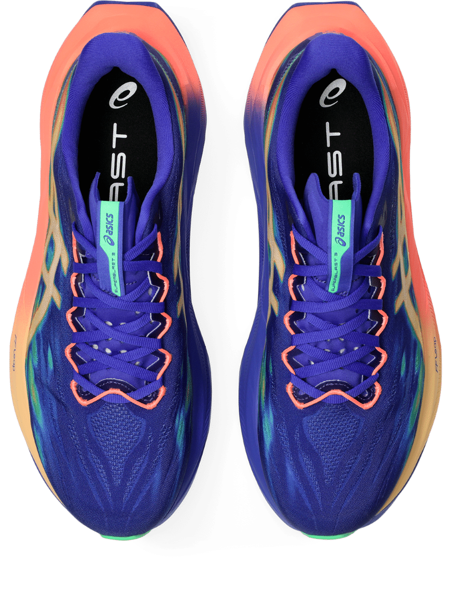 ASICS dévoile la Superblast 3, nouvelle version de son super trainer phare. Mousse FF LEAP en A-TPU, rebond amélioré et polyvalence totale : une chaussure capable d’enchaîner les footings, les longues sorties rapides et même le marathon.