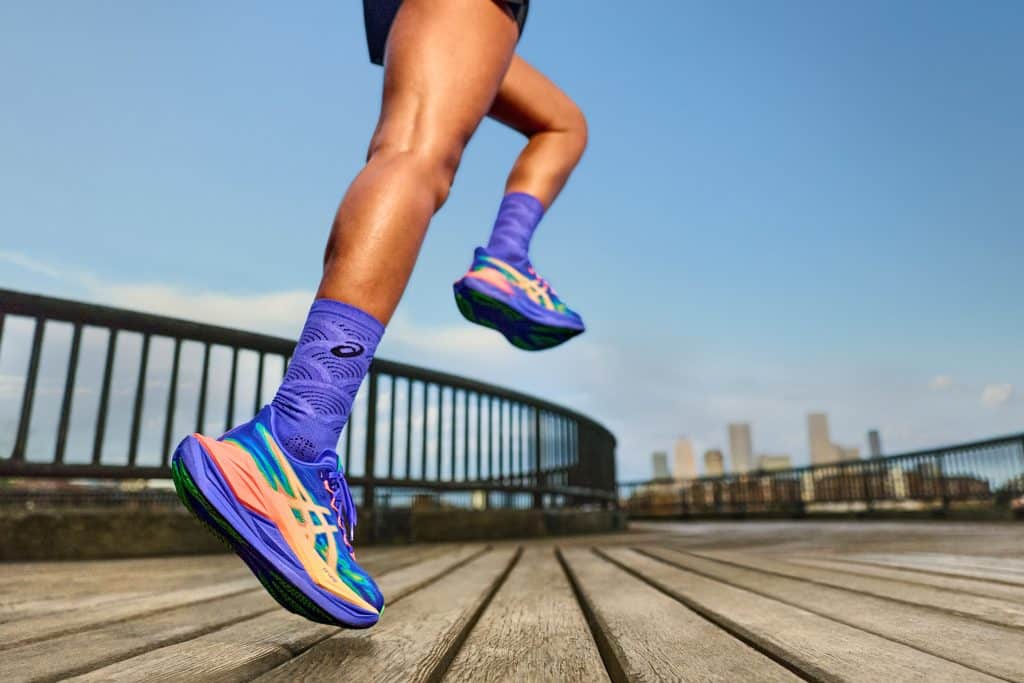 ASICS dévoile la Superblast 3, nouvelle version de son super trainer phare. Mousse FF LEAP en A-TPU, rebond amélioré et polyvalence totale : une chaussure capable d’enchaîner les footings, les longues sorties rapides et même le marathon.