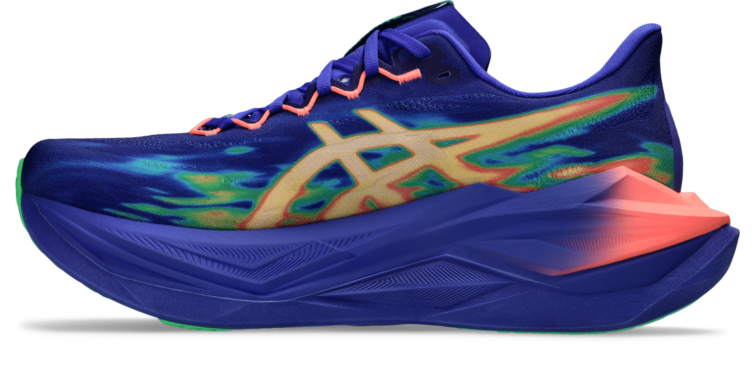 ASICS dévoile la Superblast 3, nouvelle version de son super trainer phare. Mousse FF LEAP en A-TPU, rebond amélioré et polyvalence totale : une chaussure capable d’enchaîner les footings, les longues sorties rapides et même le marathon.