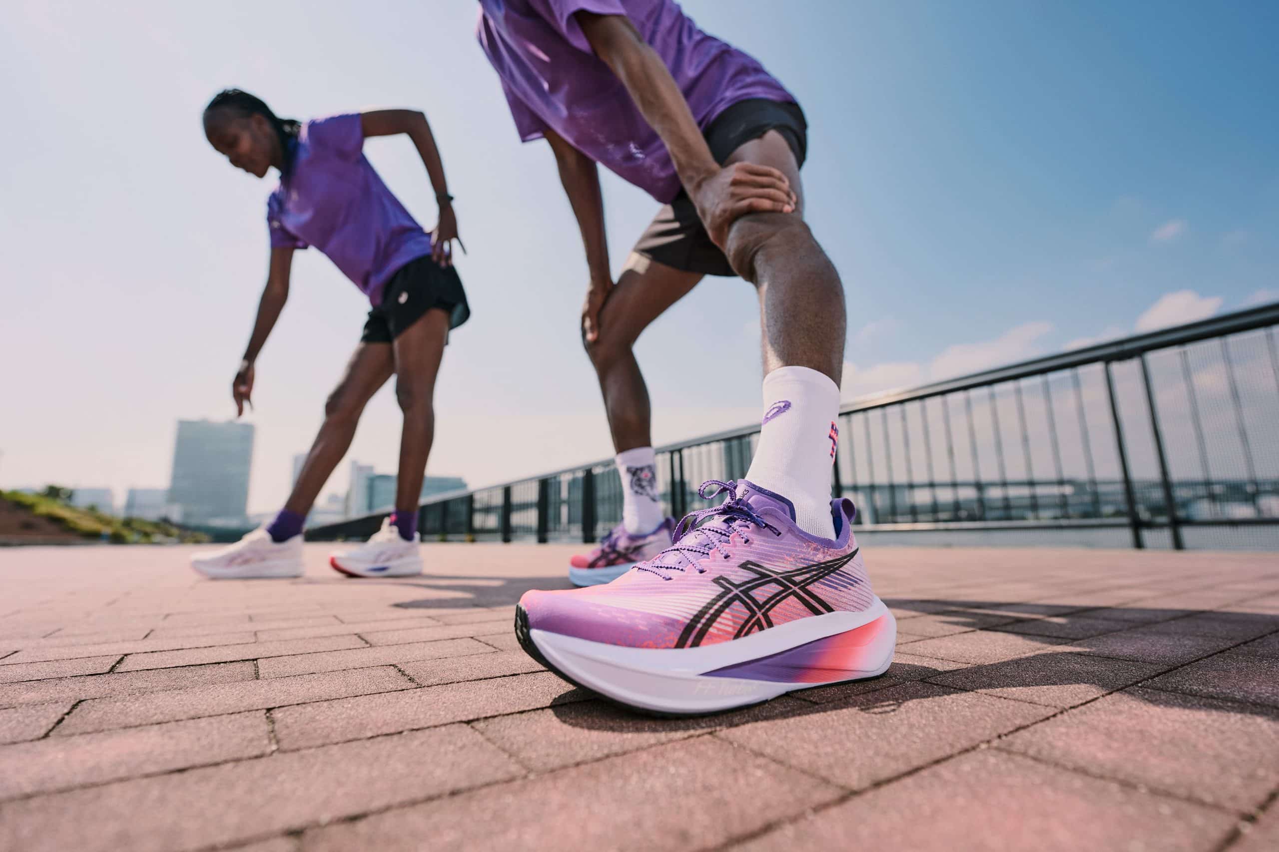 ASICS vient de dévoiler la collection TOKYO : une nouvelle gamme de chaussures qui transpire l’âme de la capitale japonaise, entre tradition millénaire et inspiration futuriste, entre temples paisibles et gratte-ciels illuminés. Nouvelles mousses plus dynamiques, coloris violets ultra-modernes et surtout, deux nouveaux modèles : la MEGABLAST™ et la SONICBLAST™. À un mois des Mondiaux d'Athlétisme, ce lancement confirme la place d’ASICS en tant qu’acteur majeur dans le running avec des produits toujours plus innovants qui répondent parfaitement aux besoins des coureurs. Pour les inciter à toujours être en mouvement.
