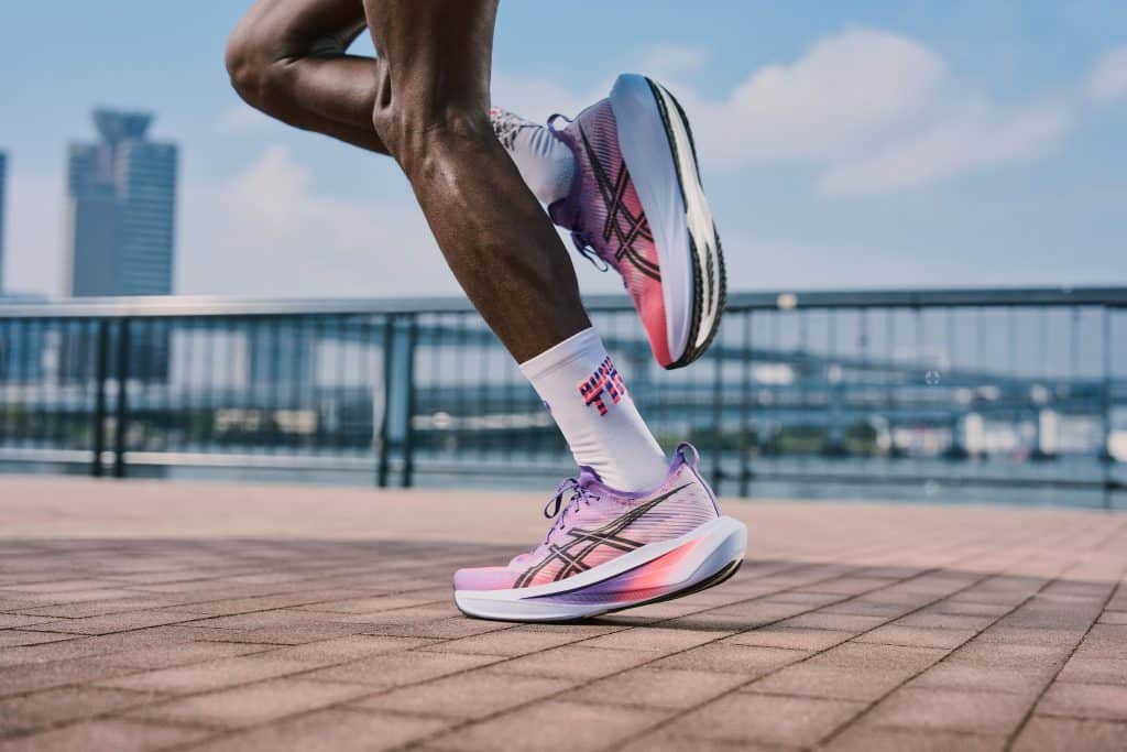 ASICS vient de dévoiler la collection TOKYO : une nouvelle gamme de chaussures qui transpire l’âme de la capitale japonaise, entre tradition millénaire et inspiration futuriste, entre temples paisibles et gratte-ciels illuminés. Nouvelles mousses plus dynamiques, coloris violets ultra-modernes et surtout, deux nouveaux modèles : la MEGABLAST™ et la SONICBLAST™. À un mois des Mondiaux d'Athlétisme, ce lancement confirme la place d’ASICS en tant qu’acteur majeur dans le running avec des produits toujours plus innovants qui répondent parfaitement aux besoins des coureurs. Pour les inciter à toujours être en mouvement.