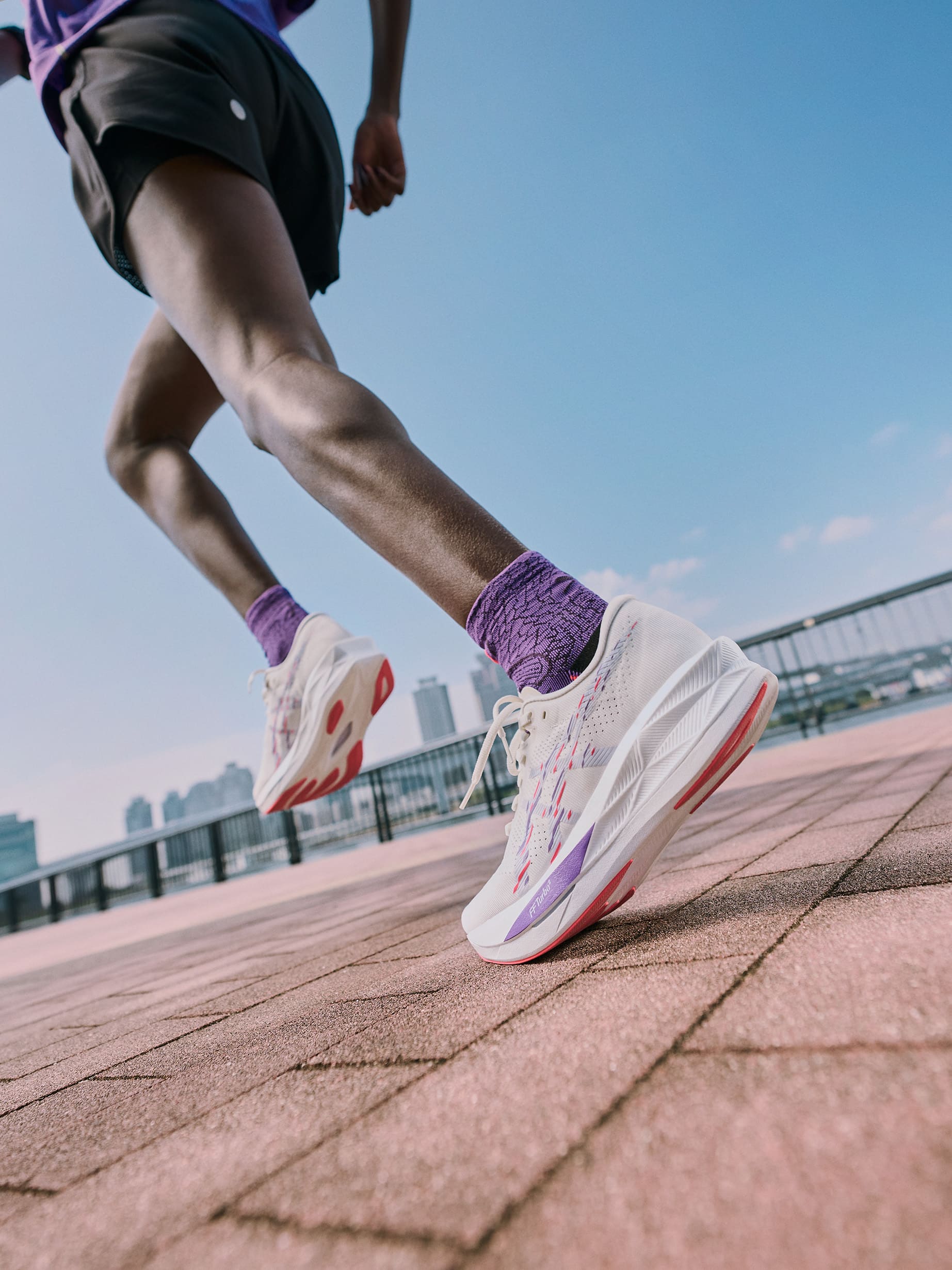 ASICS vient de dévoiler la collection TOKYO : une nouvelle gamme de chaussures qui transpire l’âme de la capitale japonaise, entre tradition millénaire et inspiration futuriste, entre temples paisibles et gratte-ciels illuminés. Nouvelles mousses plus dynamiques, coloris violets ultra-modernes et surtout, deux nouveaux modèles : la MEGABLAST™ et la SONICBLAST™. À un mois des Mondiaux d'Athlétisme, ce lancement confirme la place d’ASICS en tant qu’acteur majeur dans le running avec des produits toujours plus innovants qui répondent parfaitement aux besoins des coureurs. Pour les inciter à toujours être en mouvement.