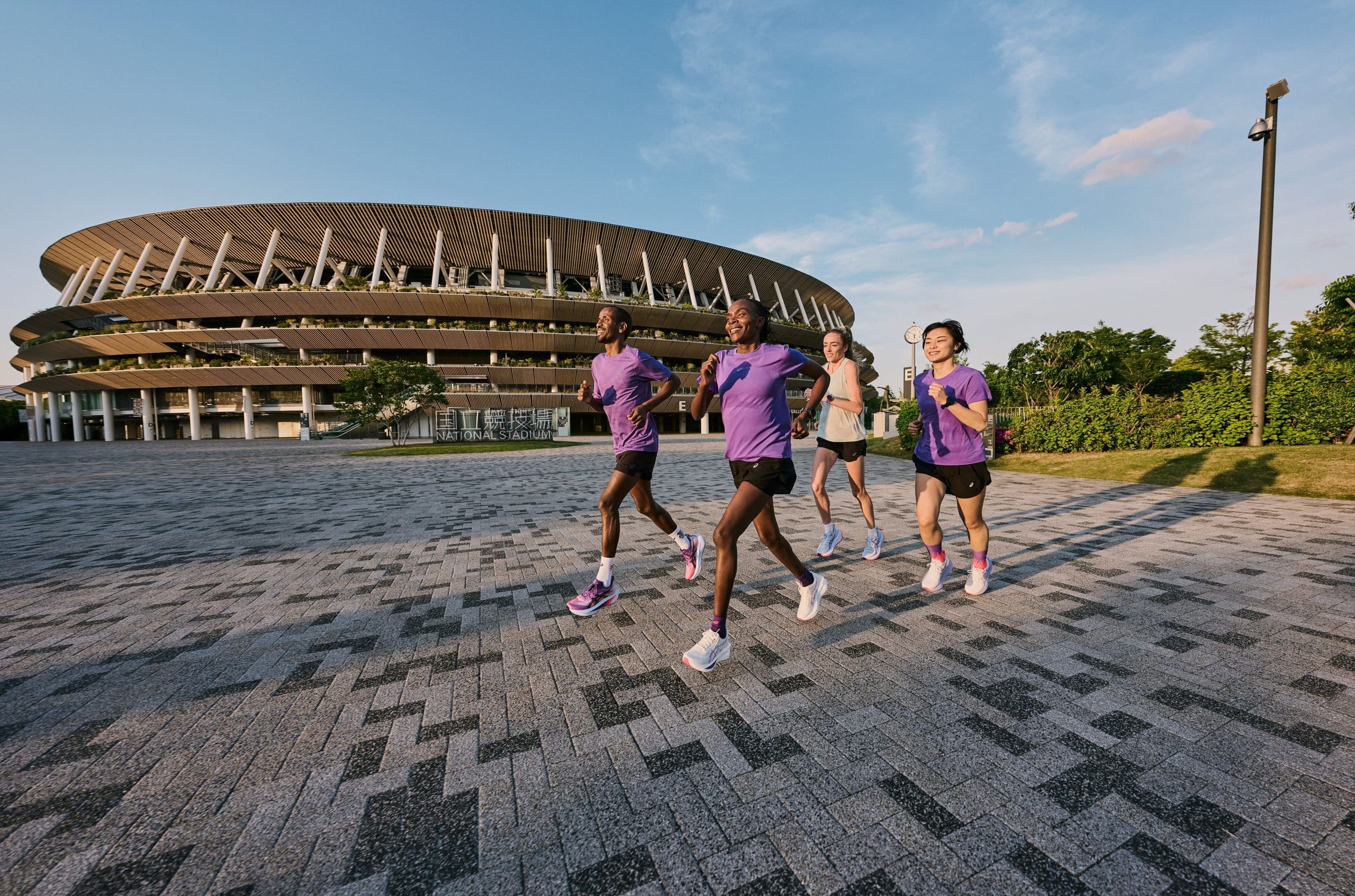 ASICS vient de dévoiler la collection TOKYO : une nouvelle gamme de chaussures qui transpire l’âme de la capitale japonaise, entre tradition millénaire et inspiration futuriste, entre temples paisibles et gratte-ciels illuminés. Nouvelles mousses plus dynamiques, coloris violets ultra-modernes et surtout, deux nouveaux modèles : la MEGABLAST™ et la SONICBLAST™. À un mois des Mondiaux d'Athlétisme, ce lancement confirme la place d’ASICS en tant qu’acteur majeur dans le running avec des produits toujours plus innovants qui répondent parfaitement aux besoins des coureurs. Pour les inciter à toujours être en mouvement.