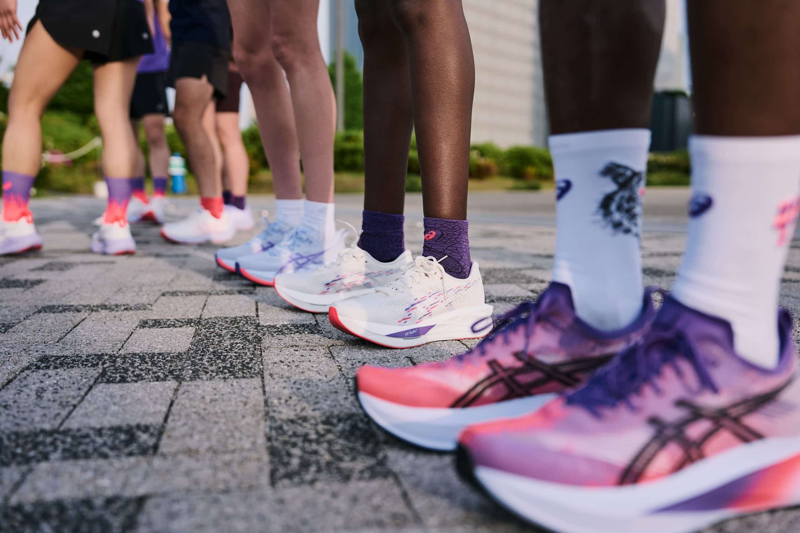 ASICS vient de dévoiler la collection TOKYO : une nouvelle gamme de chaussures qui transpire l’âme de la capitale japonaise, entre tradition millénaire et inspiration futuriste, entre temples paisibles et gratte-ciels illuminés. Nouvelles mousses plus dynamiques, coloris violets ultra-modernes et surtout, deux nouveaux modèles : la MEGABLAST™ et la SONICBLAST™. À un mois des Mondiaux d'Athlétisme, ce lancement confirme la place d’ASICS en tant qu’acteur majeur dans le running avec des produits toujours plus innovants qui répondent parfaitement aux besoins des coureurs. Pour les inciter à toujours être en mouvement.
