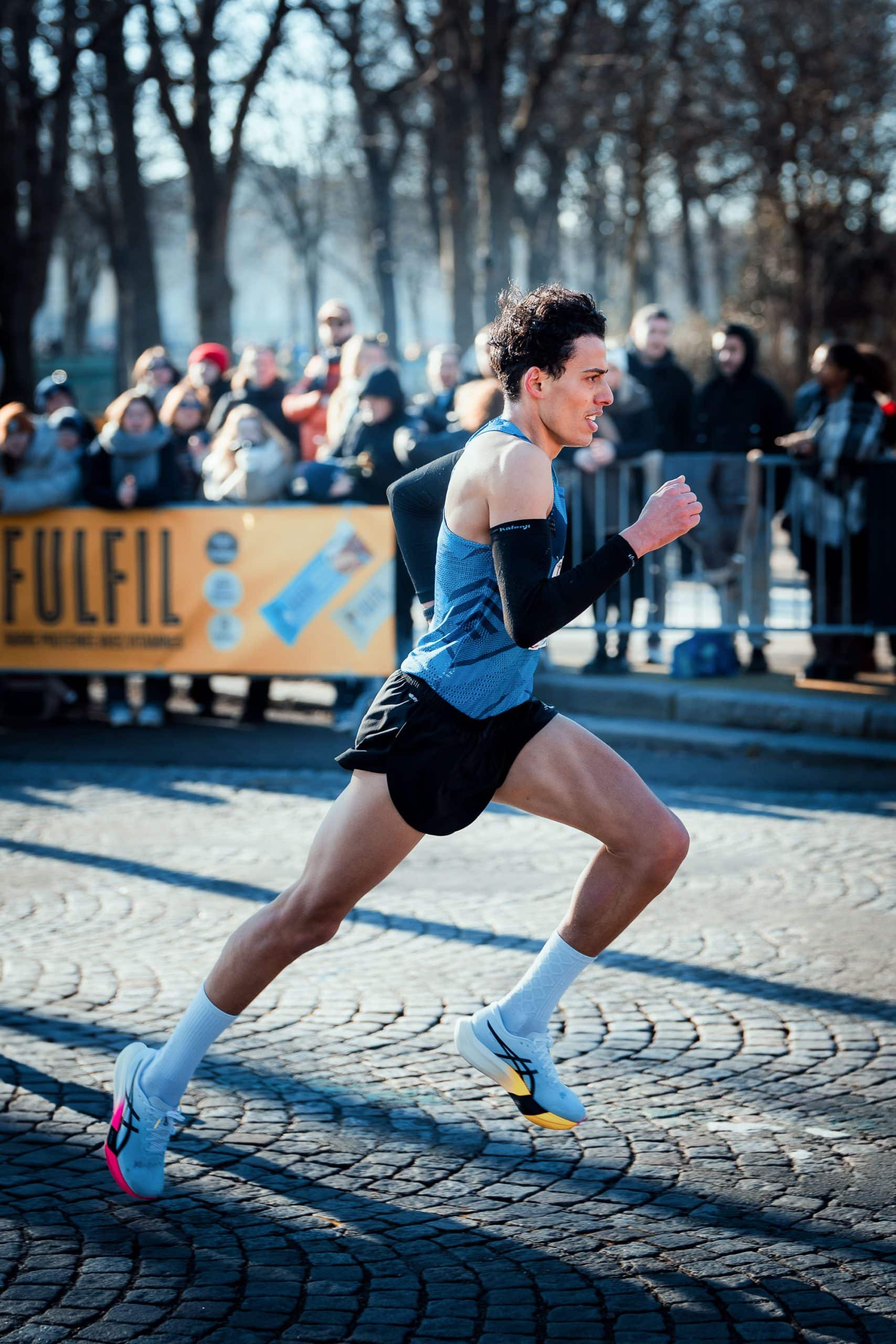 Courir, ce n’était pas votre truc. Pas envie au lycée, pas convaincu par vos amis, et votre sprint pour le bus suffisait largement. Puis un jour, vous vous y êtes mis, par défi, par besoin, peu importe. Aujourd’hui, vous êtes régulier, finisher. Mais vous êtes-vous déjà demandé pourquoi vous courez autant ?