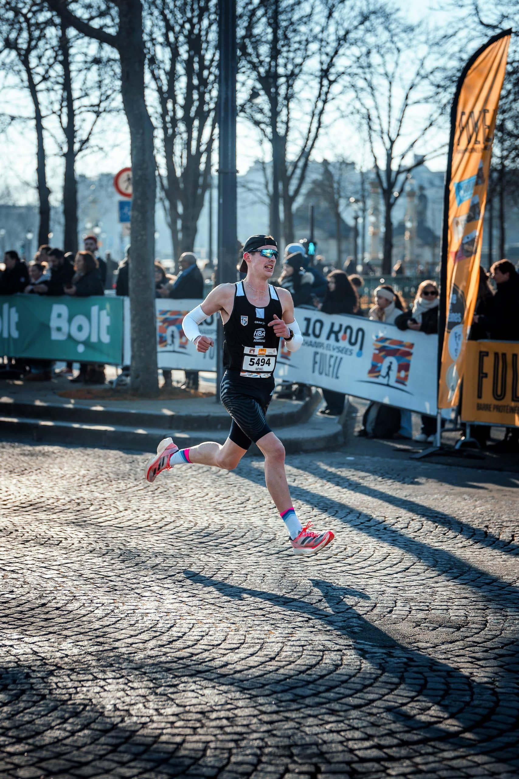 Courir, ce n’était pas votre truc. Pas envie au lycée, pas convaincu par vos amis, et votre sprint pour le bus suffisait largement. Puis un jour, vous vous y êtes mis, par défi, par besoin, peu importe. Aujourd’hui, vous êtes régulier, finisher. Mais vous êtes-vous déjà demandé pourquoi vous courez autant ?