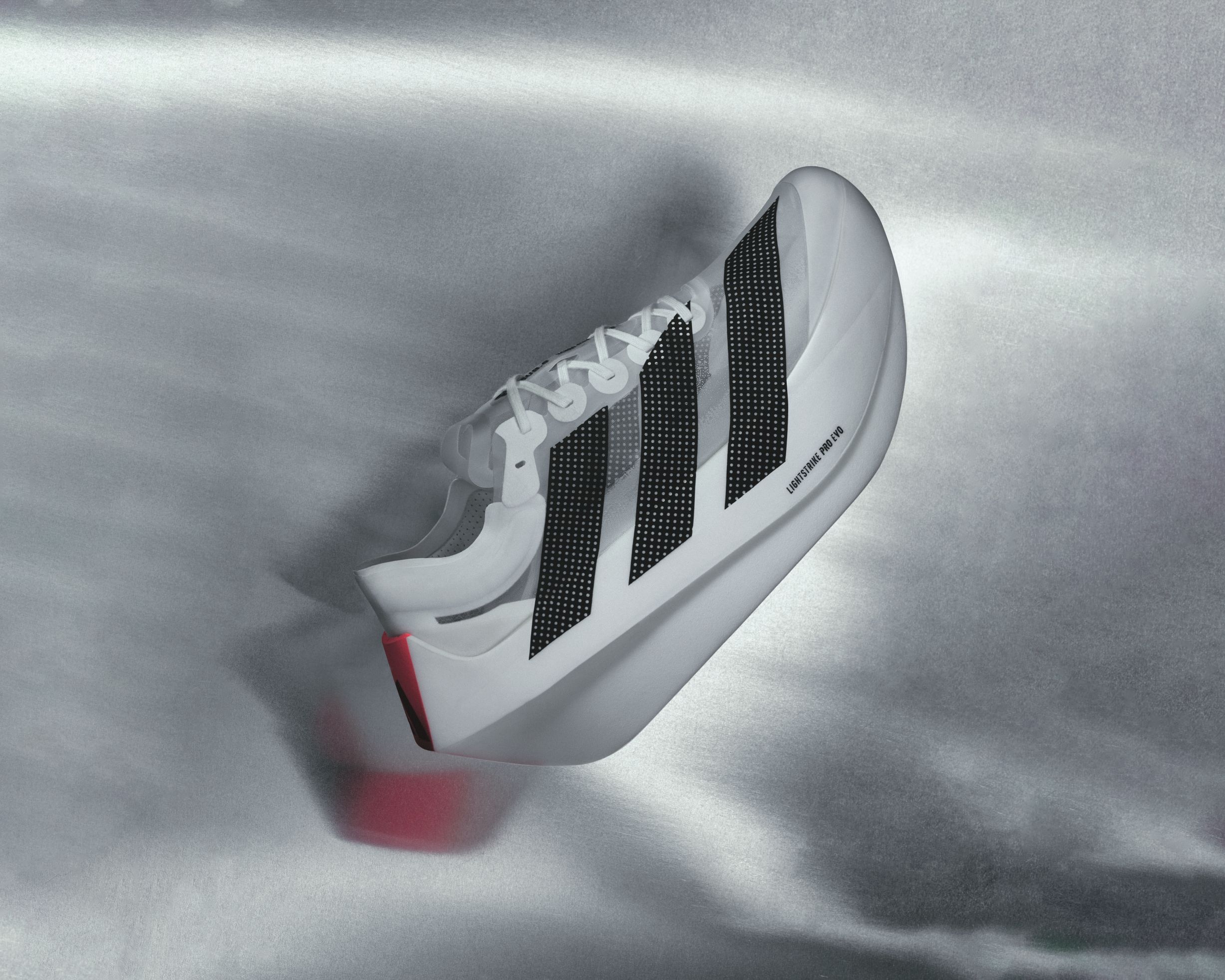 Adidas lance l’Adizero Prime X Evo, sa nouvelle super-shoe ultra-légère et sur-élevée conçue pour la vitesse et les longues distances.