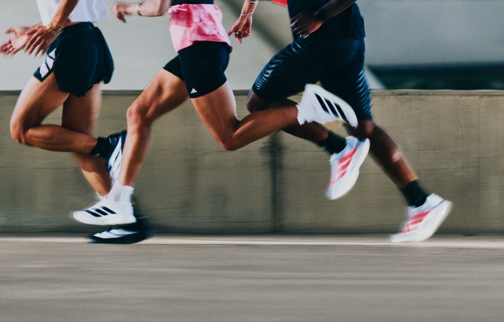 adidas Adizero Evo SL : la nouvelle version avec une tige en maille tissée améliore confort et maintien. Une chaussure running polyvalente et dynamique pour tous les entraînements.