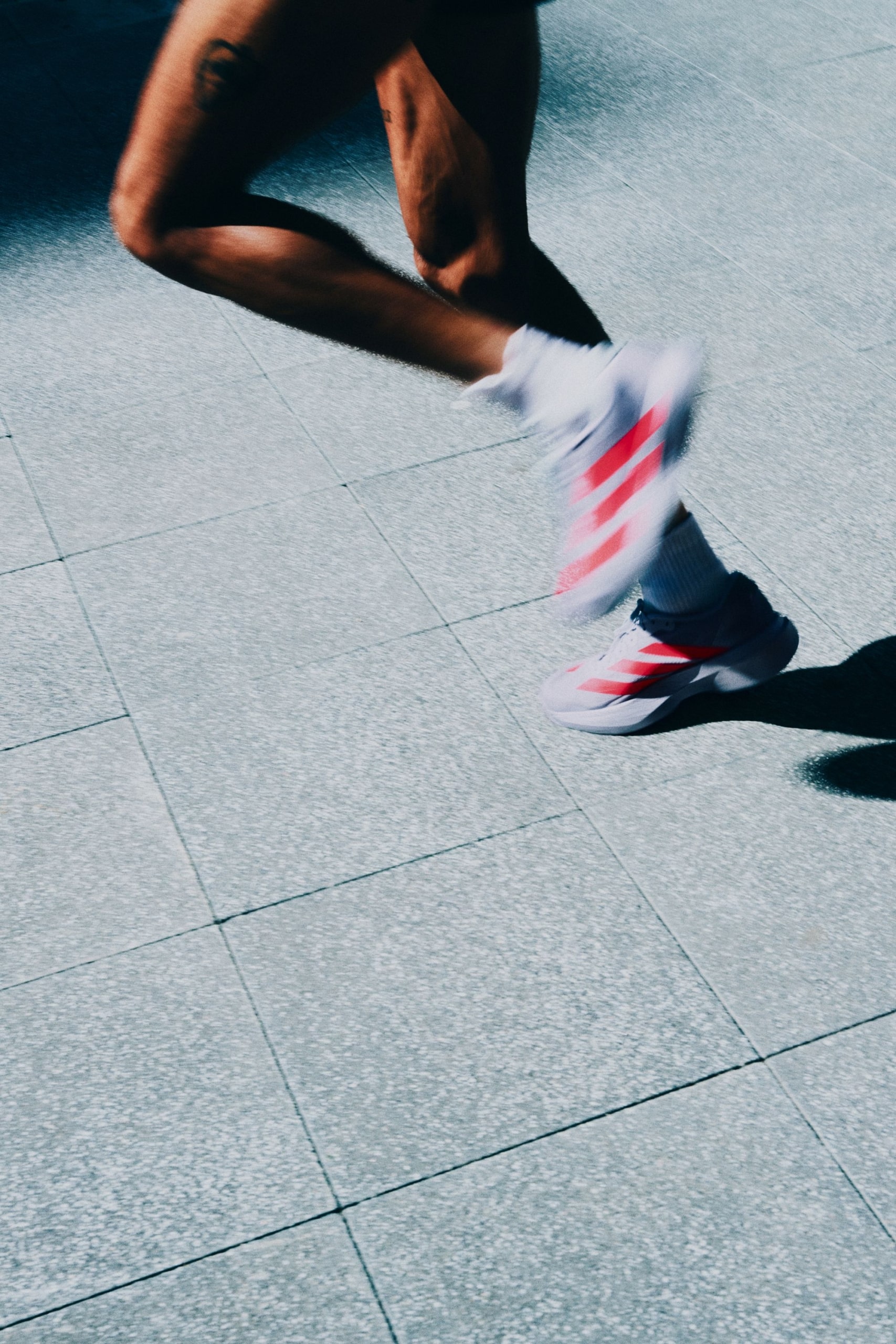 adidas Adizero Evo SL : la nouvelle version avec une tige en maille tissée améliore confort et maintien. Une chaussure running polyvalente et dynamique pour tous les entraînements.