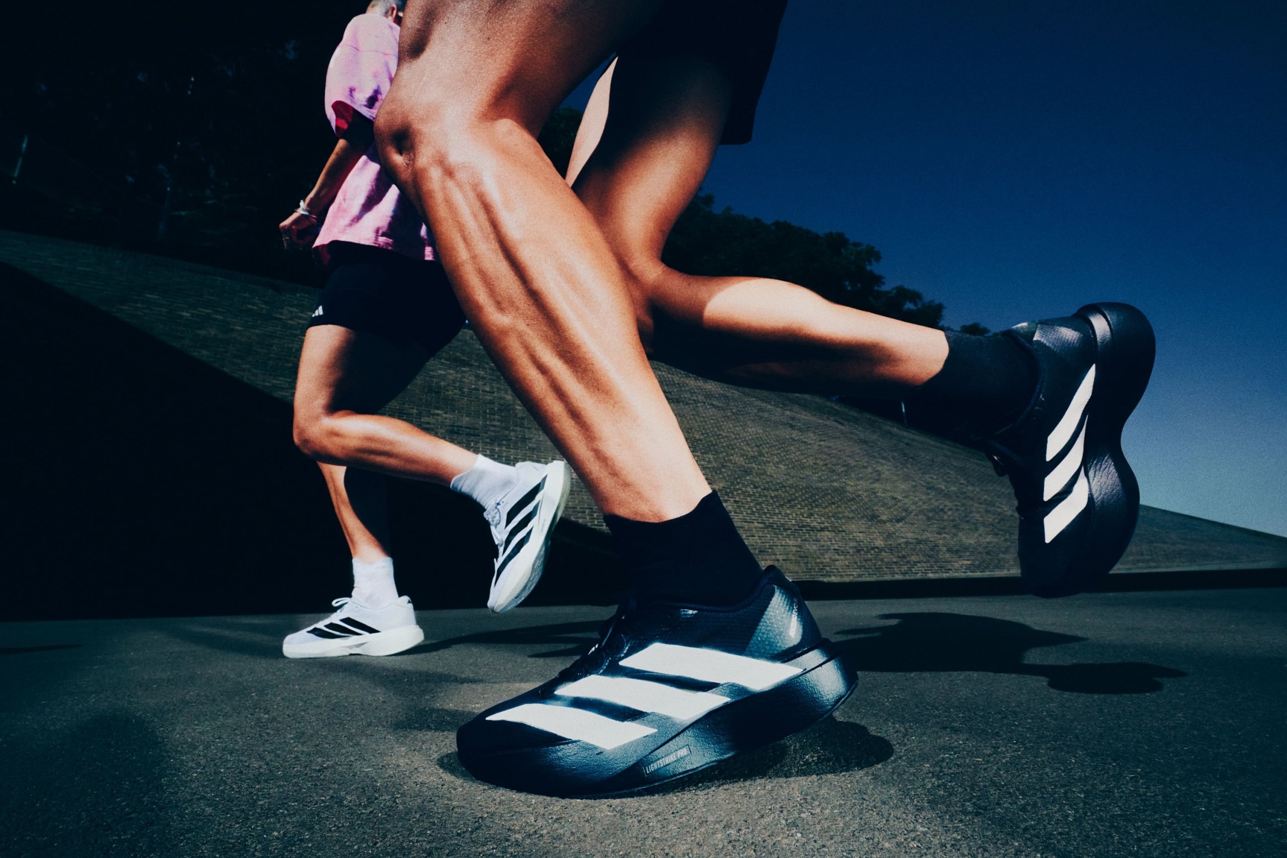 adidas Adizero Evo SL : la nouvelle version avec une tige en maille tissée améliore confort et maintien. Une chaussure running polyvalente et dynamique pour tous les entraînements.