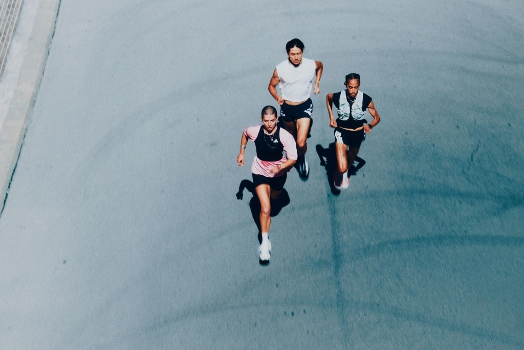 adidas Adizero Evo SL : la nouvelle version avec une tige en maille tissée améliore confort et maintien. Une chaussure running polyvalente et dynamique pour tous les entraînements.