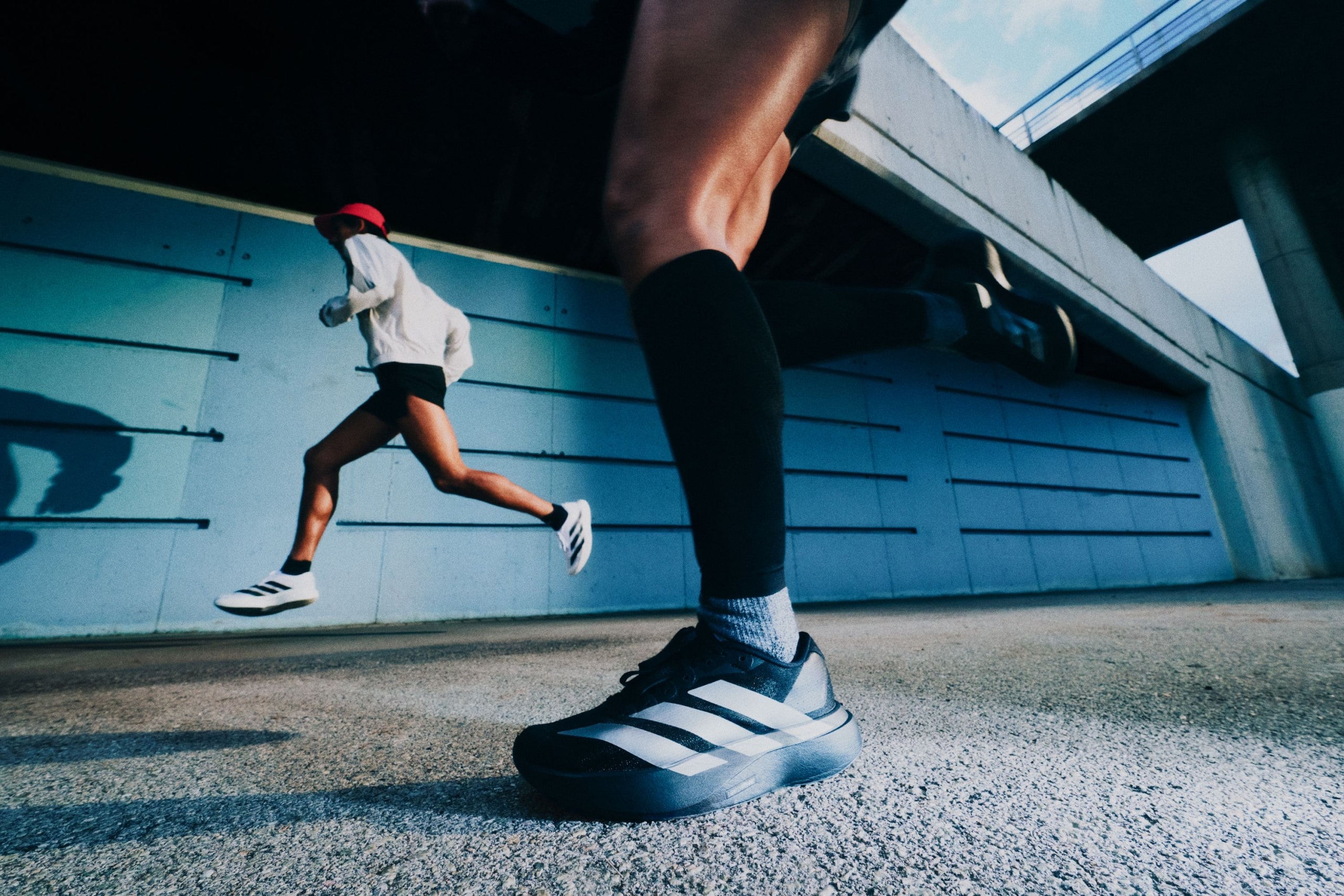adidas Adizero Evo SL : la nouvelle version avec une tige en maille tissée améliore confort et maintien. Une chaussure running polyvalente et dynamique pour tous les entraînements.