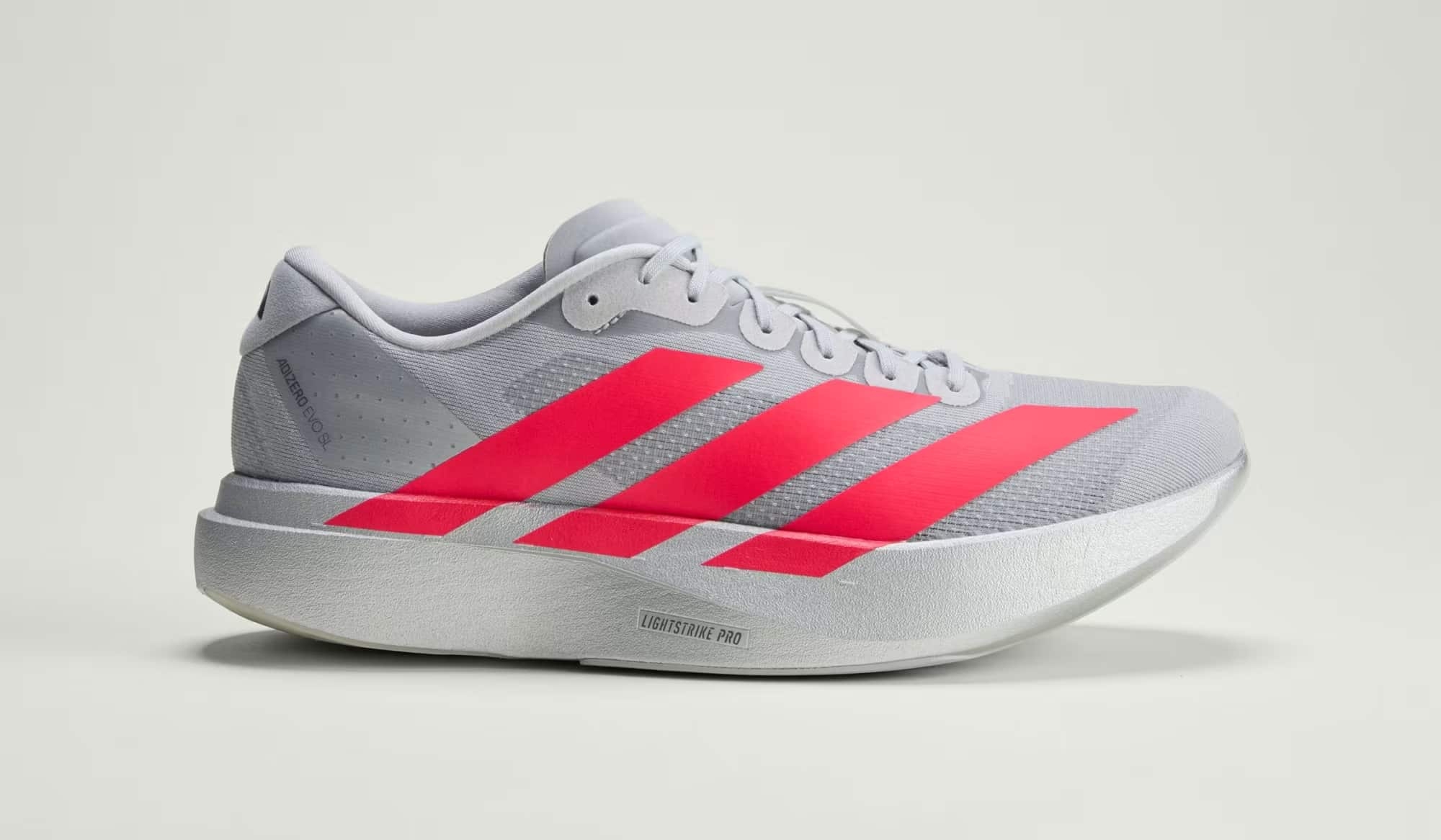 adidas Adizero Evo SL : la nouvelle version avec une tige en maille tissée améliore confort et maintien. Une chaussure running polyvalente et dynamique pour tous les entraînements.