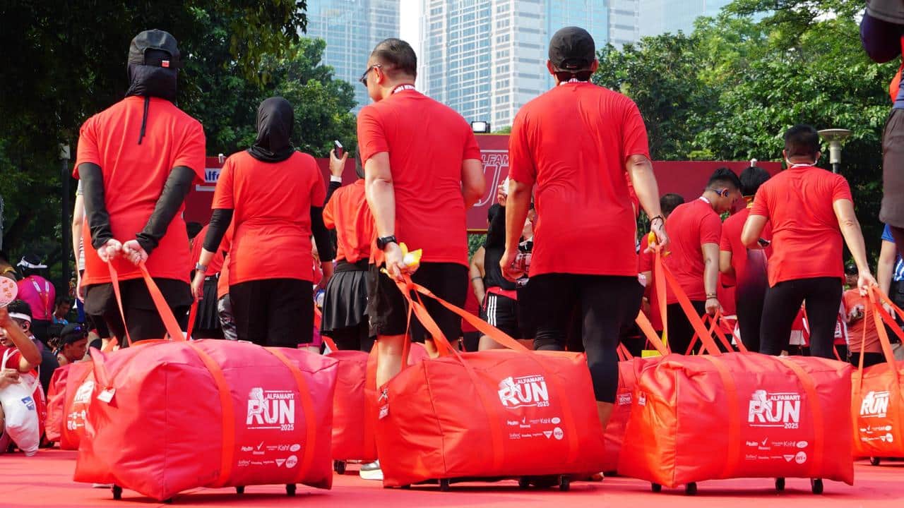 À Jakarta, la Alfamart Run 2025 a viré au sketch XXL. Entre les 40 kilos de goodies à traîner et le record national décroché pour « le sac le plus chargé d’Indonésie », la course de l’année a transformé chaque coureur en déménageur. Retour sur un événement où la ligne d’arrivée n’était pas forcément le plus dur à franchir.
