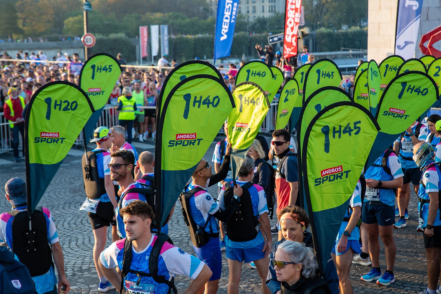 Les coureurs adorent débattre de la dernière chaussure à plaque carbone ou de la montre GPS la plus performante du marché. Mais il y a un sujet qu’ils abordent encore trop peu : la nutrition. Et pourtant, sur marathon, elle est aussi importante, voire plus, que le matériel. Un marathon, c’est 42,195 km. Pour le commun des mortels, ça représente plus de 4 heures d’effort continu. Et sans apport glucidique extérieur, le fameux mur vers le 30e km ne sera plus une légende... mais bien une réalité. Pour éviter le mur, il suffit juste de s’alimenter mieux ? La science est claire et unanime sur le sujet : un marathon se court avec des réserves énergétiques bien remplies. La nutrition est donc le carburant indispensable pour les coureurs et devient alors une variable aussi déterminante que l’entraînement ou les chaussures. Marathons.com vous explique tout en détail.