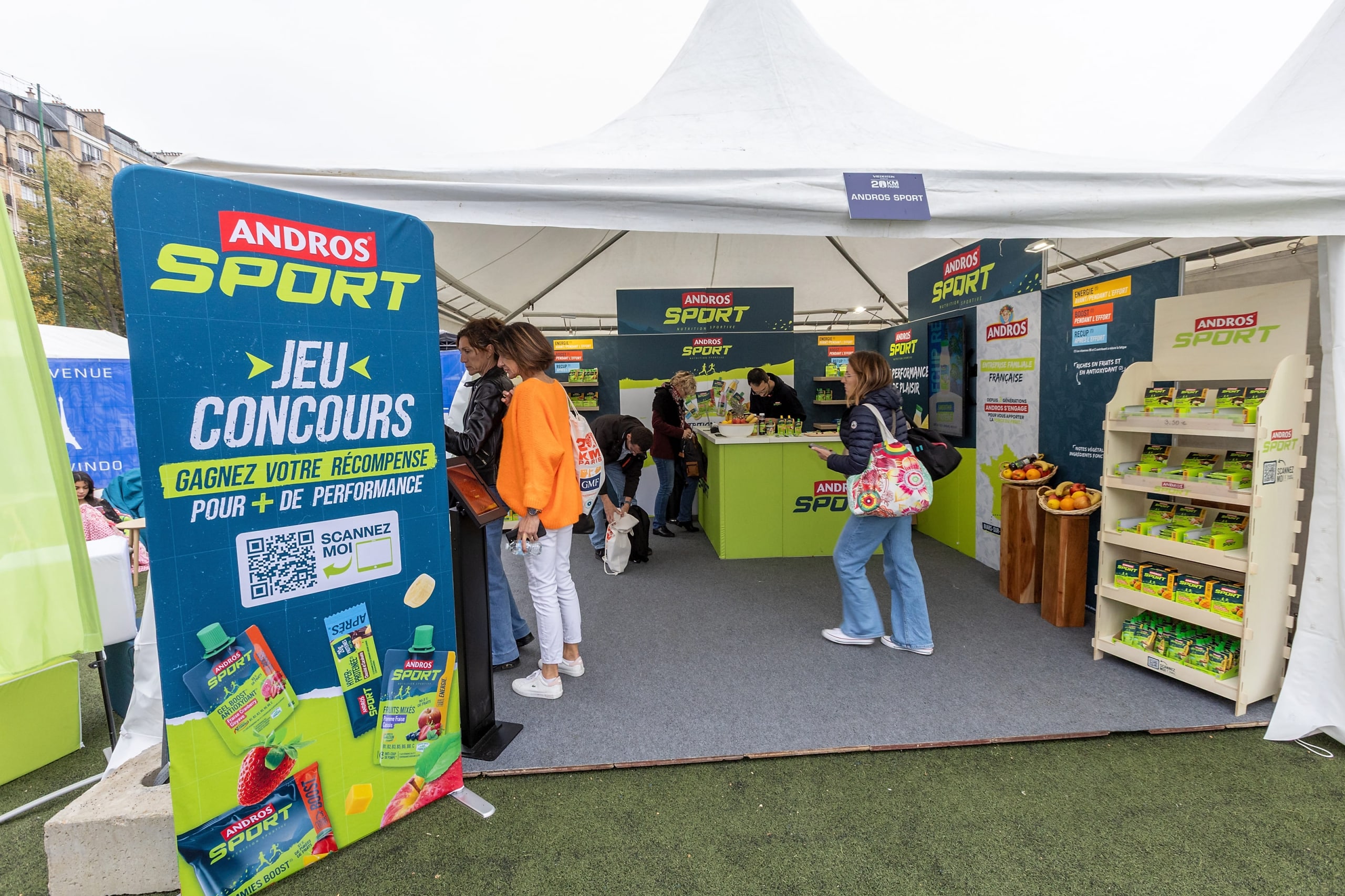 Les coureurs adorent débattre de la dernière chaussure à plaque carbone ou de la montre GPS la plus performante du marché. Mais il y a un sujet qu’ils abordent encore trop peu : la nutrition. Et pourtant, sur marathon, elle est aussi importante, voire plus, que le matériel. Un marathon, c’est 42,195 km. Pour le commun des mortels, ça représente plus de 4 heures d’effort continu. Et sans apport glucidique extérieur, le fameux mur vers le 30e km ne sera plus une légende... mais bien une réalité. Pour éviter le mur, il suffit juste de s’alimenter mieux ? La science est claire et unanime sur le sujet : un marathon se court avec des réserves énergétiques bien remplies. La nutrition est donc le carburant indispensable pour les coureurs et devient alors une variable aussi déterminante que l’entraînement ou les chaussures. Marathons.com vous explique tout en détail.