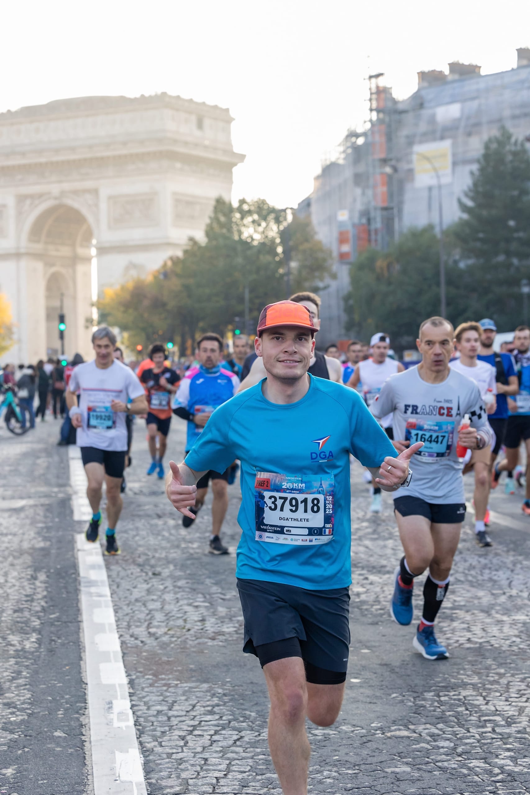 Les coureurs adorent débattre de la dernière chaussure à plaque carbone ou de la montre GPS la plus performante du marché. Mais il y a un sujet qu’ils abordent encore trop peu : la nutrition. Et pourtant, sur marathon, elle est aussi importante, voire plus, que le matériel. Un marathon, c’est 42,195 km. Pour le commun des mortels, ça représente plus de 4 heures d’effort continu. Et sans apport glucidique extérieur, le fameux mur vers le 30e km ne sera plus une légende... mais bien une réalité. Pour éviter le mur, il suffit juste de s’alimenter mieux ? La science est claire et unanime sur le sujet : un marathon se court avec des réserves énergétiques bien remplies. La nutrition est donc le carburant indispensable pour les coureurs et devient alors une variable aussi déterminante que l’entraînement ou les chaussures. Marathons.com vous explique tout en détail.