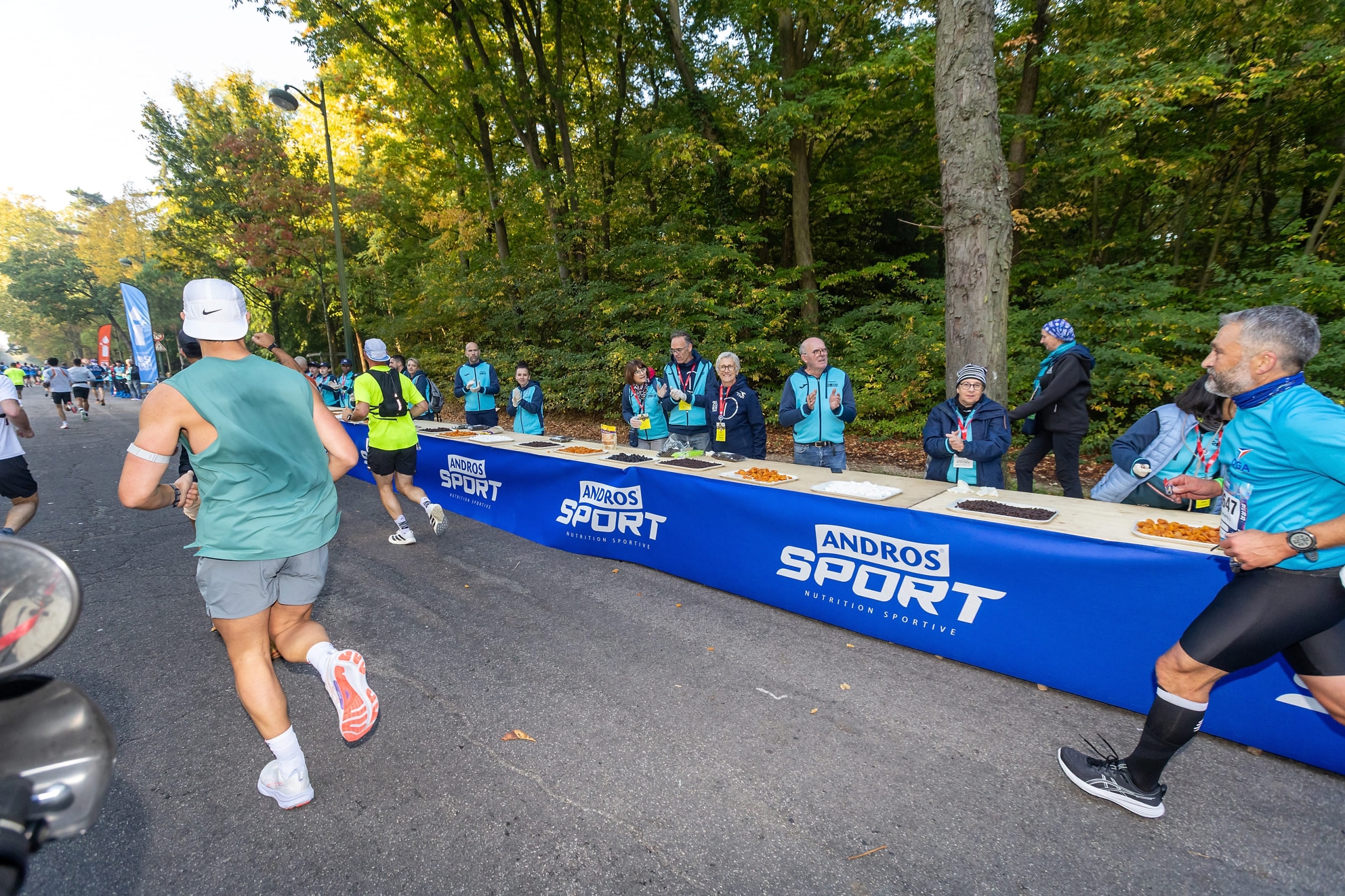 Les coureurs adorent débattre de la dernière chaussure à plaque carbone ou de la montre GPS la plus performante du marché. Mais il y a un sujet qu’ils abordent encore trop peu : la nutrition. Et pourtant, sur marathon, elle est aussi importante, voire plus, que le matériel. Un marathon, c’est 42,195 km. Pour le commun des mortels, ça représente plus de 4 heures d’effort continu. Et sans apport glucidique extérieur, le fameux mur vers le 30e km ne sera plus une légende... mais bien une réalité. Pour éviter le mur, il suffit juste de s’alimenter mieux ? La science est claire et unanime sur le sujet : un marathon se court avec des réserves énergétiques bien remplies. La nutrition est donc le carburant indispensable pour les coureurs et devient alors une variable aussi déterminante que l’entraînement ou les chaussures. Marathons.com vous explique tout en détail.