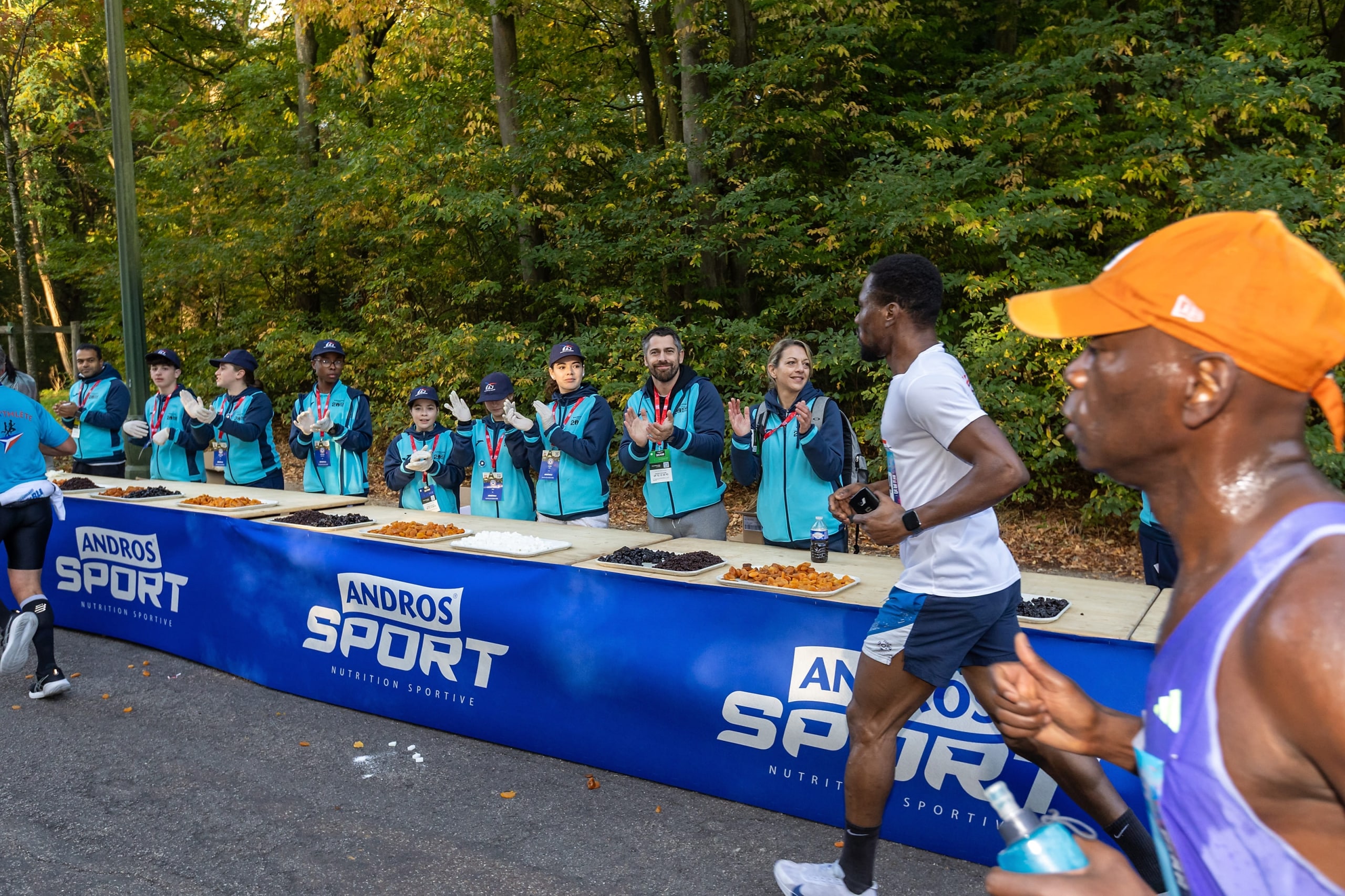 Les coureurs adorent débattre de la dernière chaussure à plaque carbone ou de la montre GPS la plus performante du marché. Mais il y a un sujet qu’ils abordent encore trop peu : la nutrition. Et pourtant, sur marathon, elle est aussi importante, voire plus, que le matériel. Un marathon, c’est 42,195 km. Pour le commun des mortels, ça représente plus de 4 heures d’effort continu. Et sans apport glucidique extérieur, le fameux mur vers le 30e km ne sera plus une légende... mais bien une réalité. Pour éviter le mur, il suffit juste de s’alimenter mieux ? La science est claire et unanime sur le sujet : un marathon se court avec des réserves énergétiques bien remplies. La nutrition est donc le carburant indispensable pour les coureurs et devient alors une variable aussi déterminante que l’entraînement ou les chaussures. Marathons.com vous explique tout en détail.