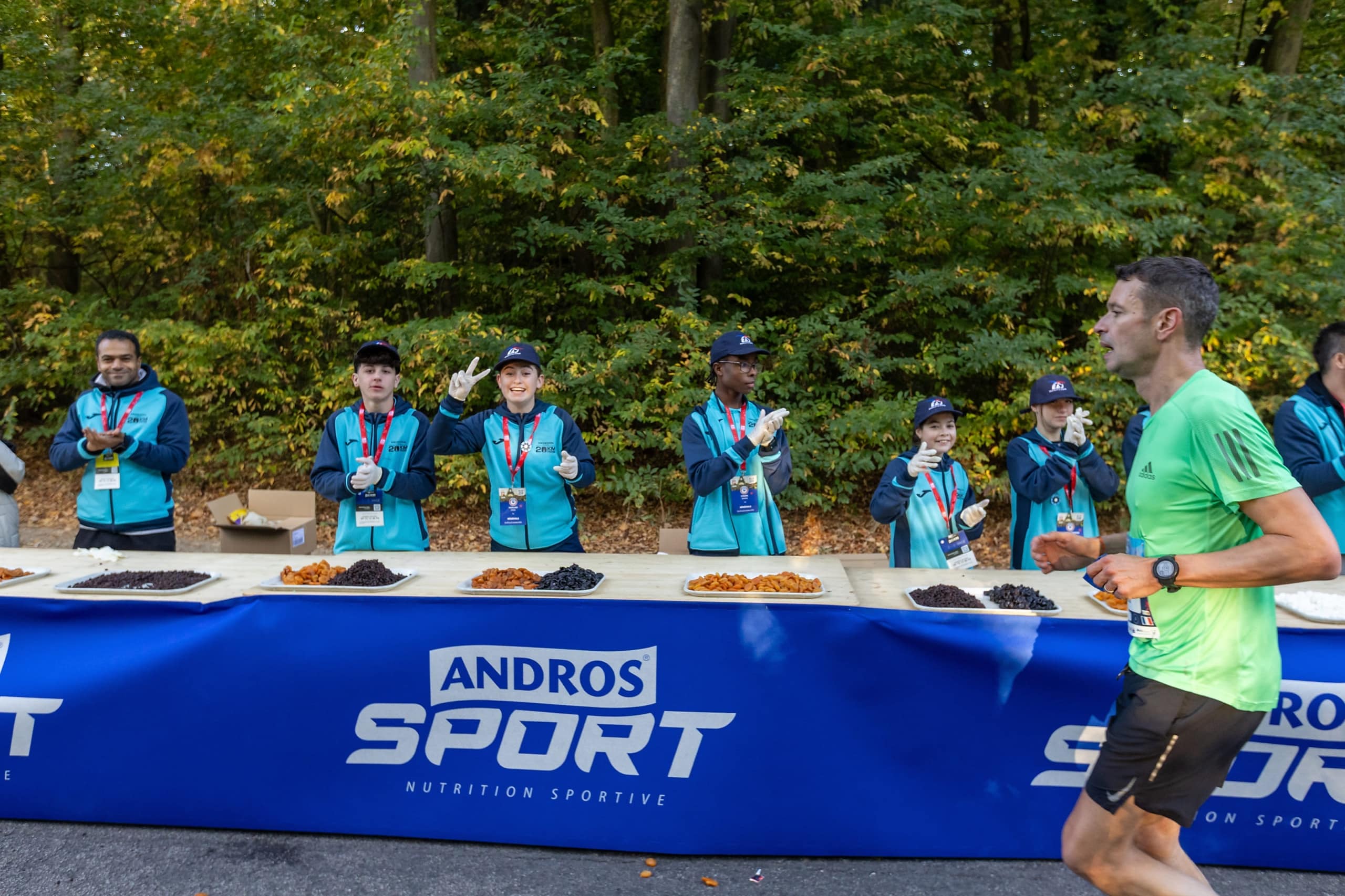 Les coureurs adorent débattre de la dernière chaussure à plaque carbone ou de la montre GPS la plus performante du marché. Mais il y a un sujet qu’ils abordent encore trop peu : la nutrition. Et pourtant, sur marathon, elle est aussi importante, voire plus, que le matériel. Un marathon, c’est 42,195 km. Pour le commun des mortels, ça représente plus de 4 heures d’effort continu. Et sans apport glucidique extérieur, le fameux mur vers le 30e km ne sera plus une légende... mais bien une réalité. Pour éviter le mur, il suffit juste de s’alimenter mieux ? La science est claire et unanime sur le sujet : un marathon se court avec des réserves énergétiques bien remplies. La nutrition est donc le carburant indispensable pour les coureurs et devient alors une variable aussi déterminante que l’entraînement ou les chaussures. Marathons.com vous explique tout en détail.
