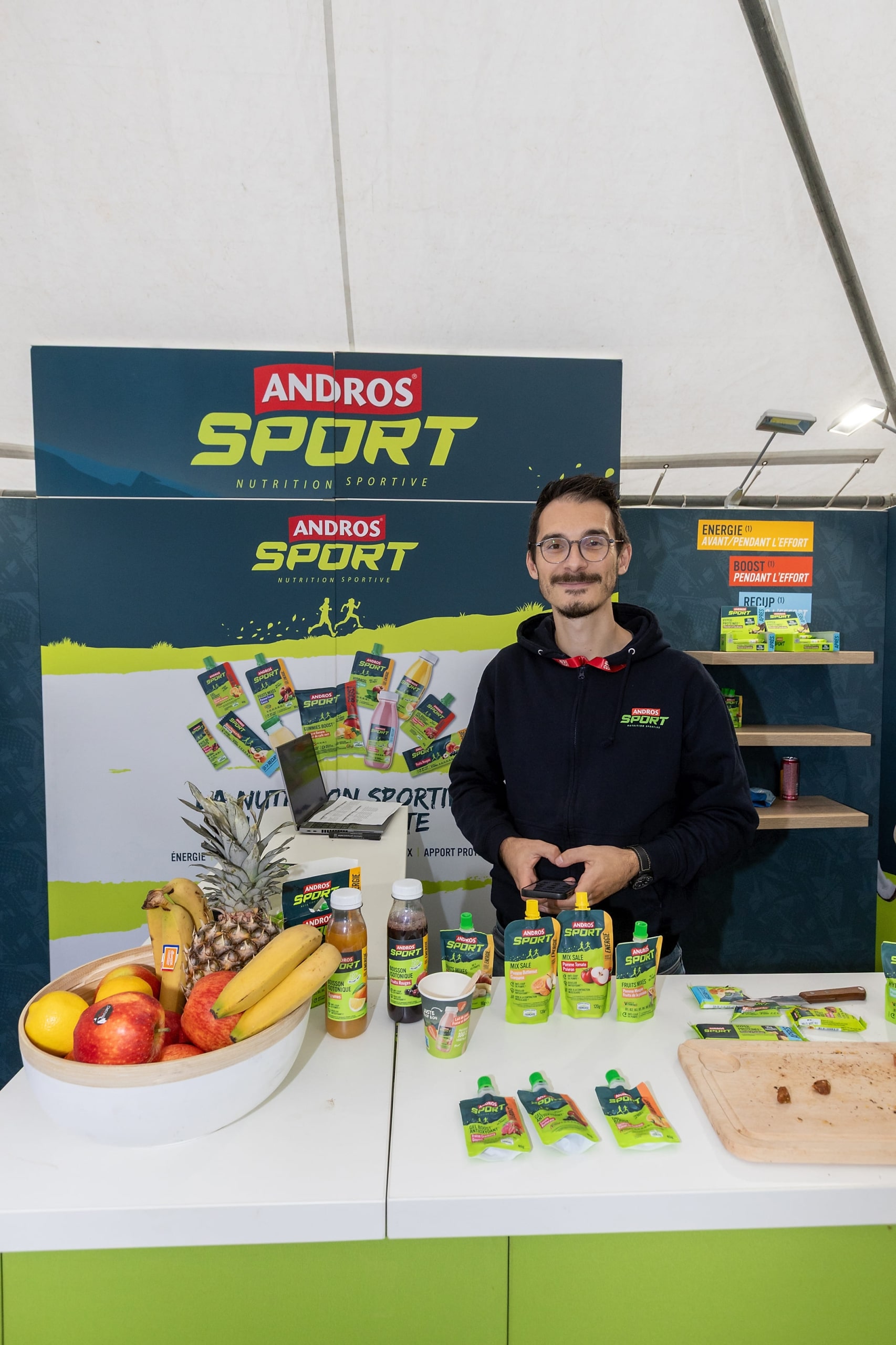 Les coureurs adorent débattre de la dernière chaussure à plaque carbone ou de la montre GPS la plus performante du marché. Mais il y a un sujet qu’ils abordent encore trop peu : la nutrition. Et pourtant, sur marathon, elle est aussi importante, voire plus, que le matériel. Un marathon, c’est 42,195 km. Pour le commun des mortels, ça représente plus de 4 heures d’effort continu. Et sans apport glucidique extérieur, le fameux mur vers le 30e km ne sera plus une légende... mais bien une réalité. Pour éviter le mur, il suffit juste de s’alimenter mieux ? La science est claire et unanime sur le sujet : un marathon se court avec des réserves énergétiques bien remplies. La nutrition est donc le carburant indispensable pour les coureurs et devient alors une variable aussi déterminante que l’entraînement ou les chaussures. Marathons.com vous explique tout en détail.