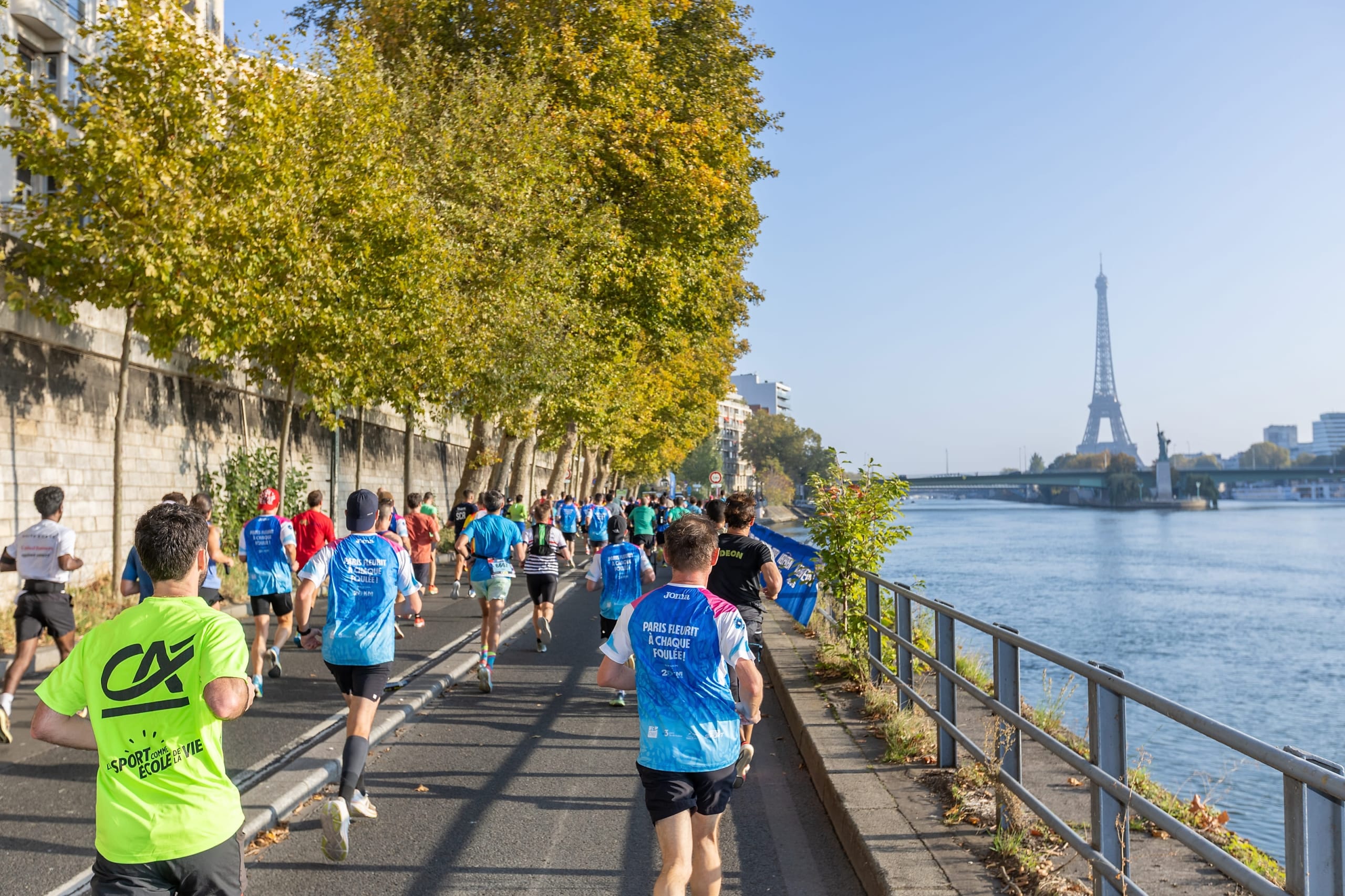 Les coureurs adorent débattre de la dernière chaussure à plaque carbone ou de la montre GPS la plus performante du marché. Mais il y a un sujet qu’ils abordent encore trop peu : la nutrition. Et pourtant, sur marathon, elle est aussi importante, voire plus, que le matériel. Un marathon, c’est 42,195 km. Pour le commun des mortels, ça représente plus de 4 heures d’effort continu. Et sans apport glucidique extérieur, le fameux mur vers le 30e km ne sera plus une légende... mais bien une réalité. Pour éviter le mur, il suffit juste de s’alimenter mieux ? La science est claire et unanime sur le sujet : un marathon se court avec des réserves énergétiques bien remplies. La nutrition est donc le carburant indispensable pour les coureurs et devient alors une variable aussi déterminante que l’entraînement ou les chaussures. Marathons.com vous explique tout en détail.